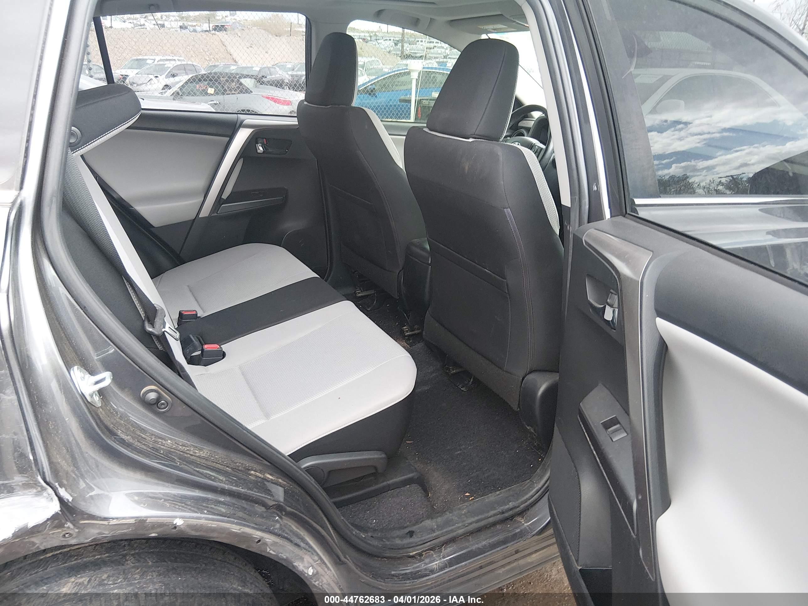 TOYOTA RAV4 image 8