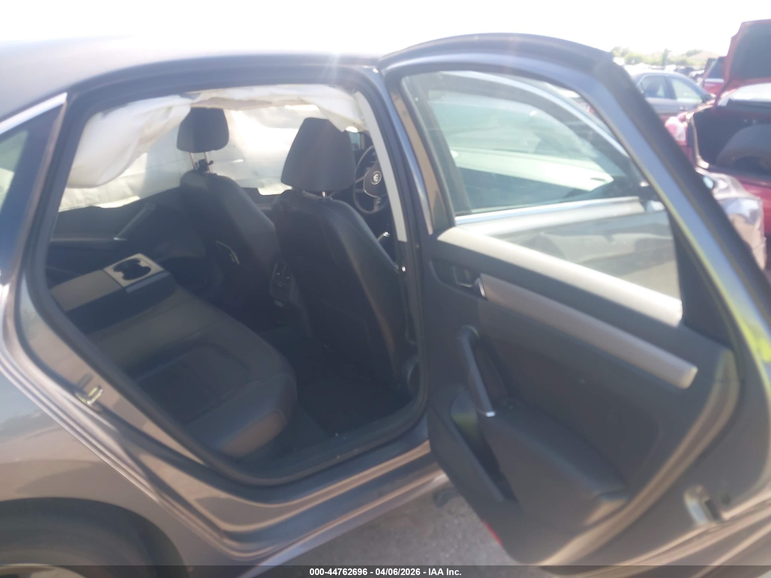 VOLKSWAGEN PASSAT image 8