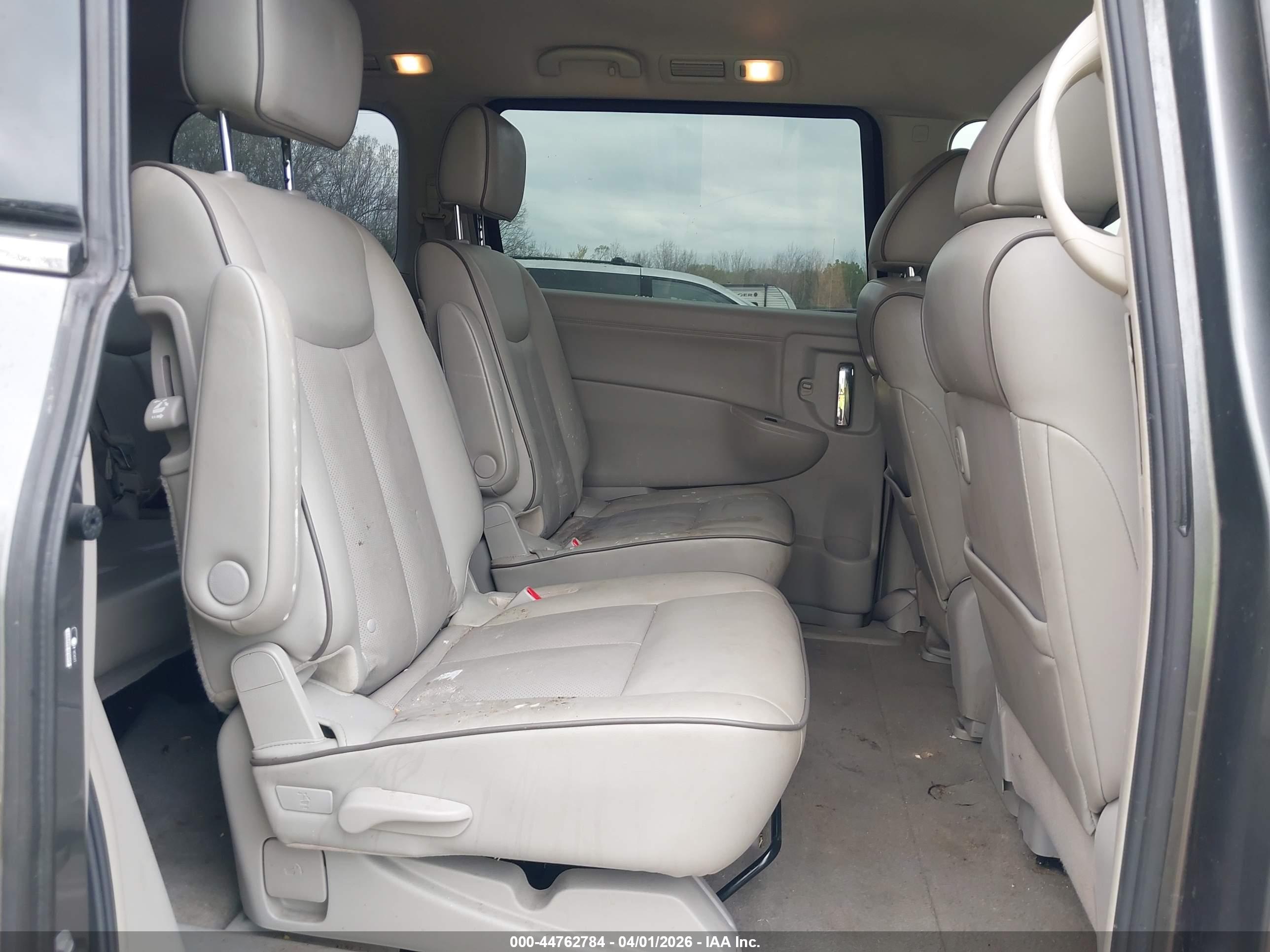 NISSAN QUEST image 8