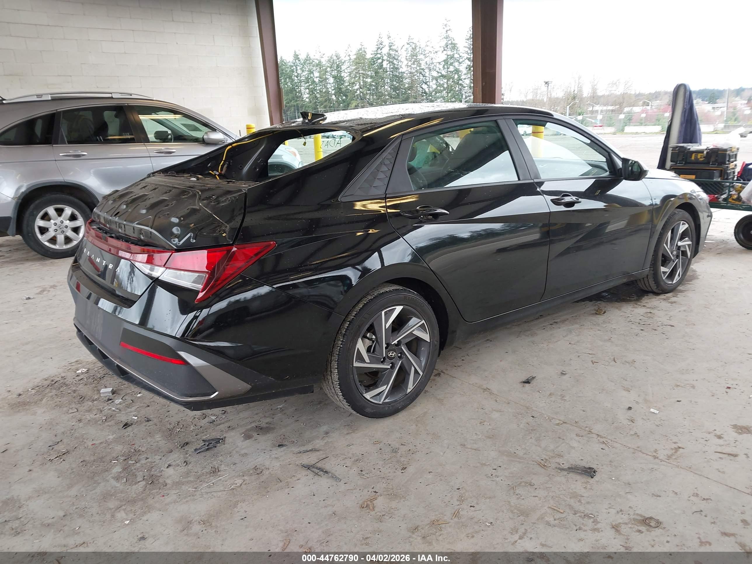 HYUNDAI ELANTRA image 4