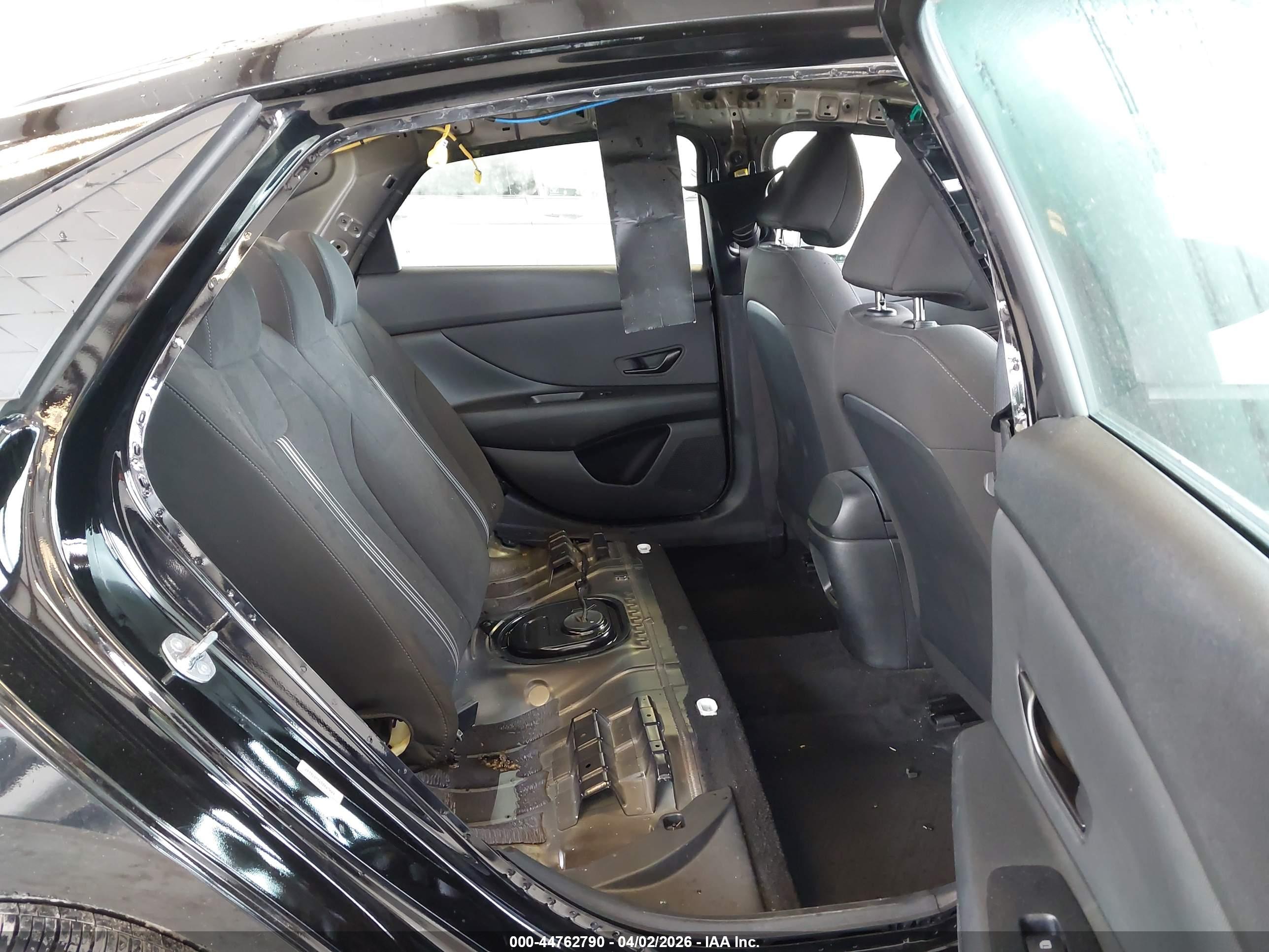 HYUNDAI ELANTRA image 8