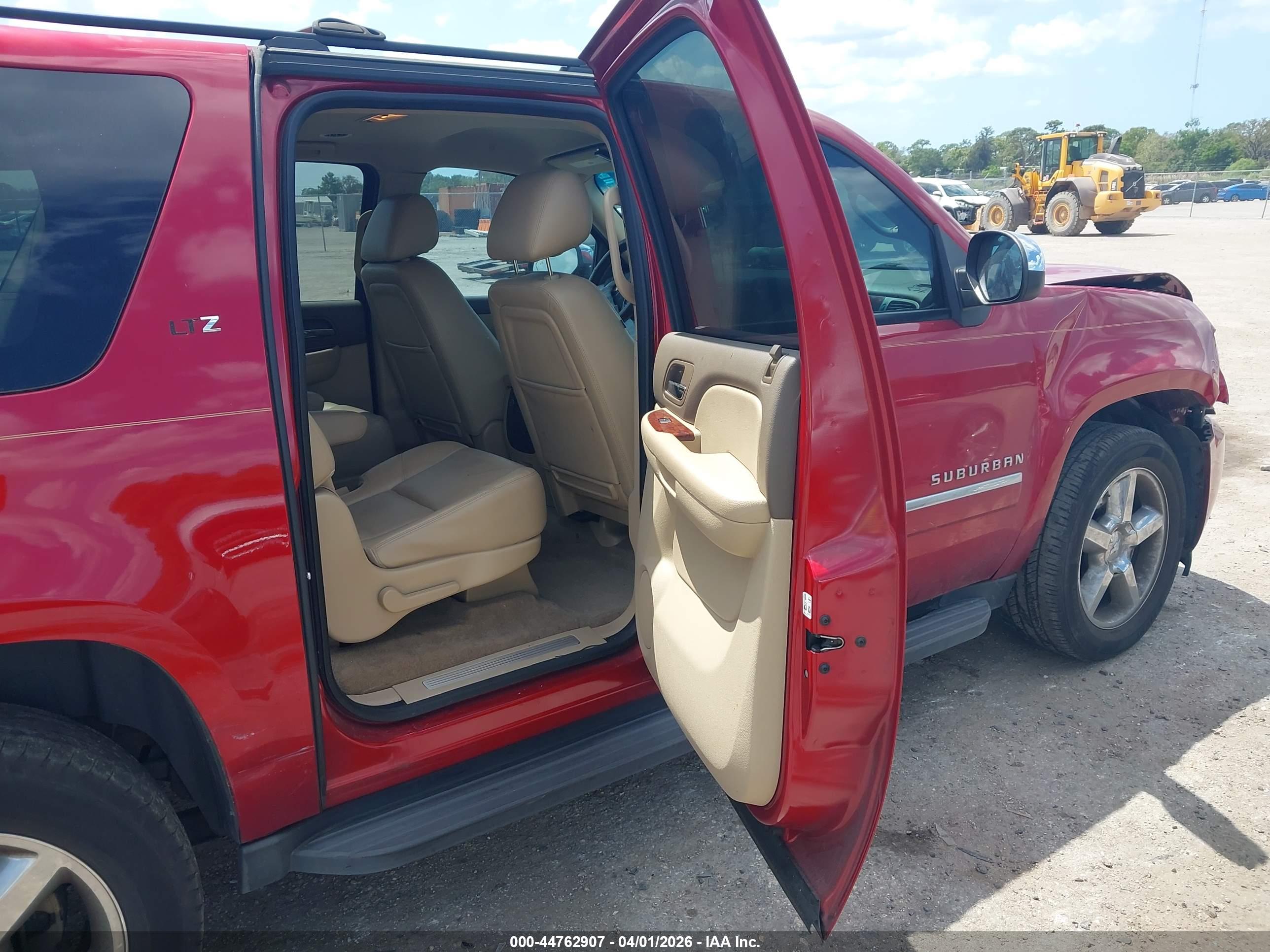 CHEVROLET SUBURBAN image 8