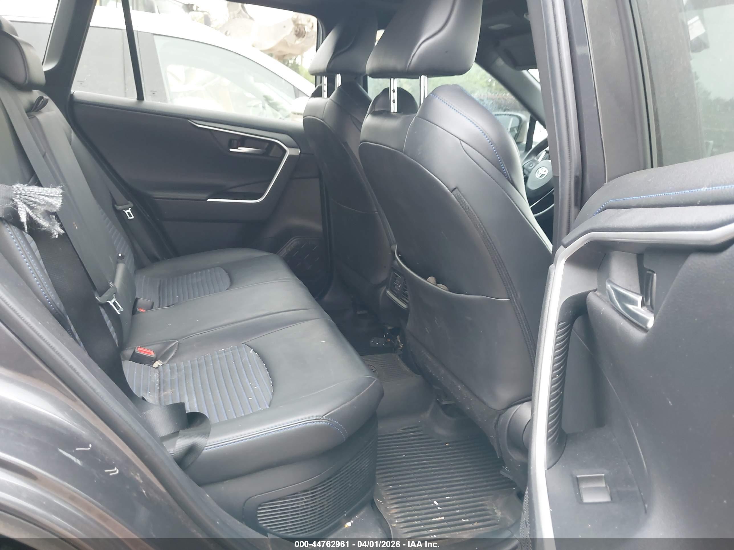 TOYOTA RAV4 image 8