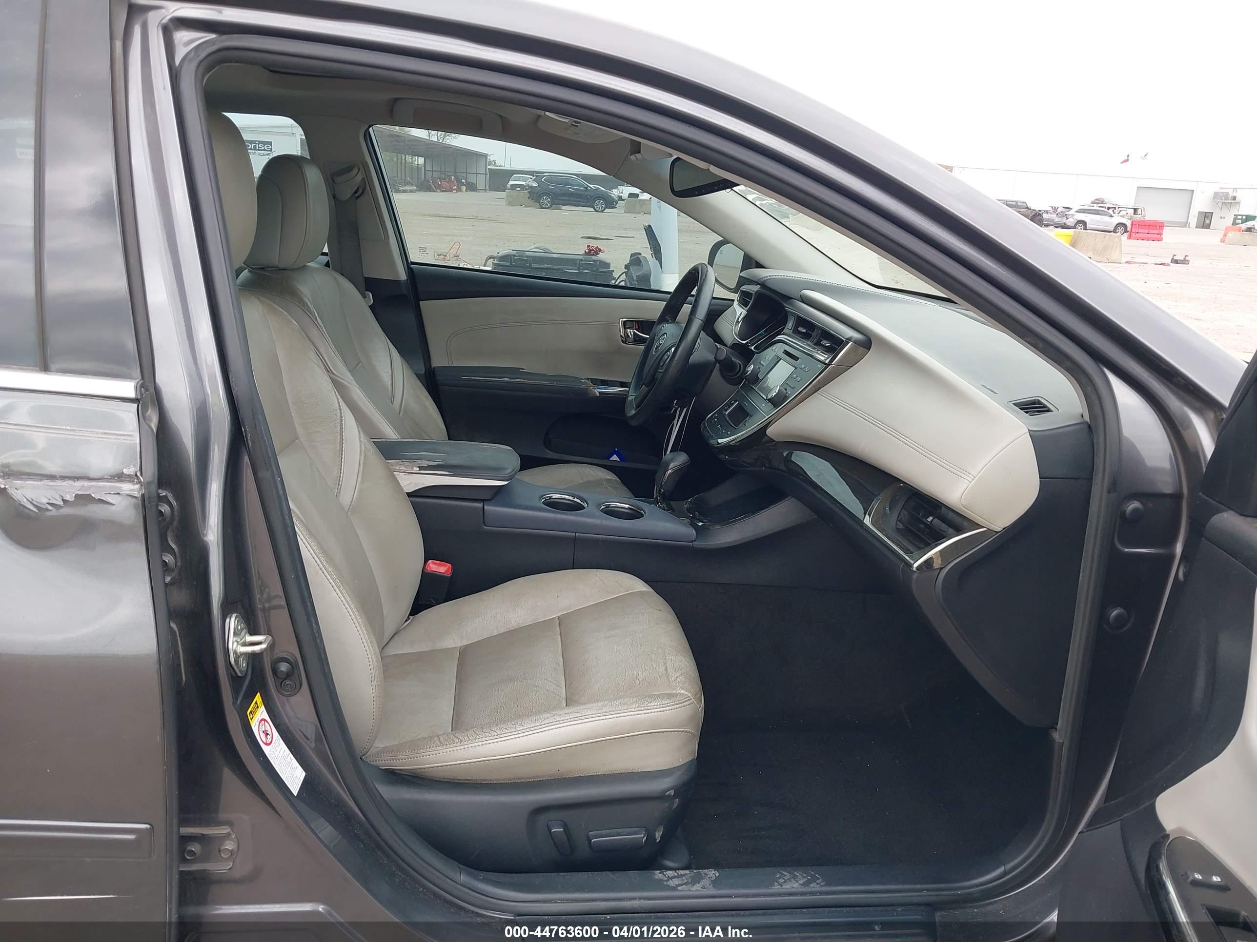 TOYOTA AVALON image 5