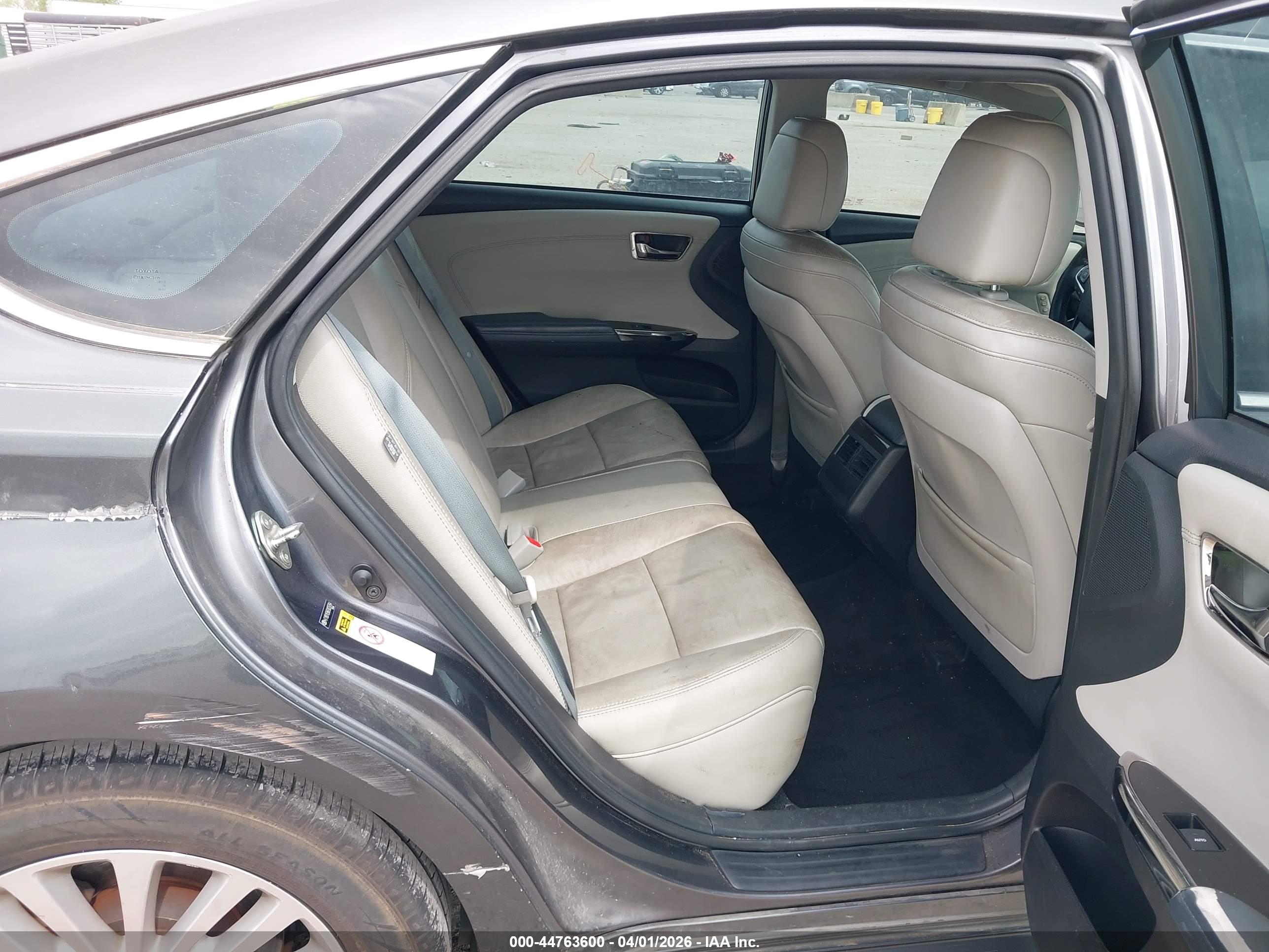 TOYOTA AVALON image 8