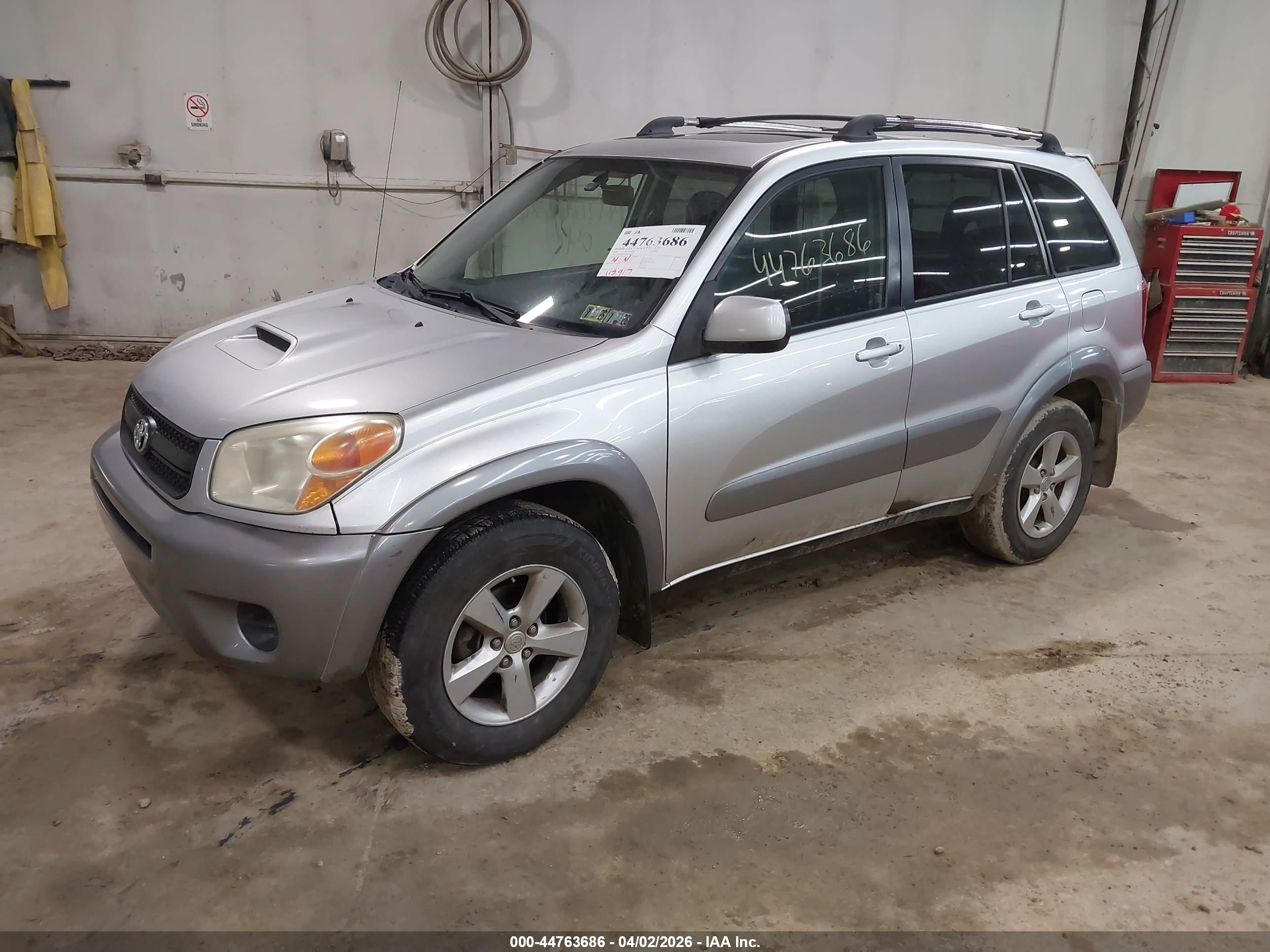 TOYOTA RAV4 image 2