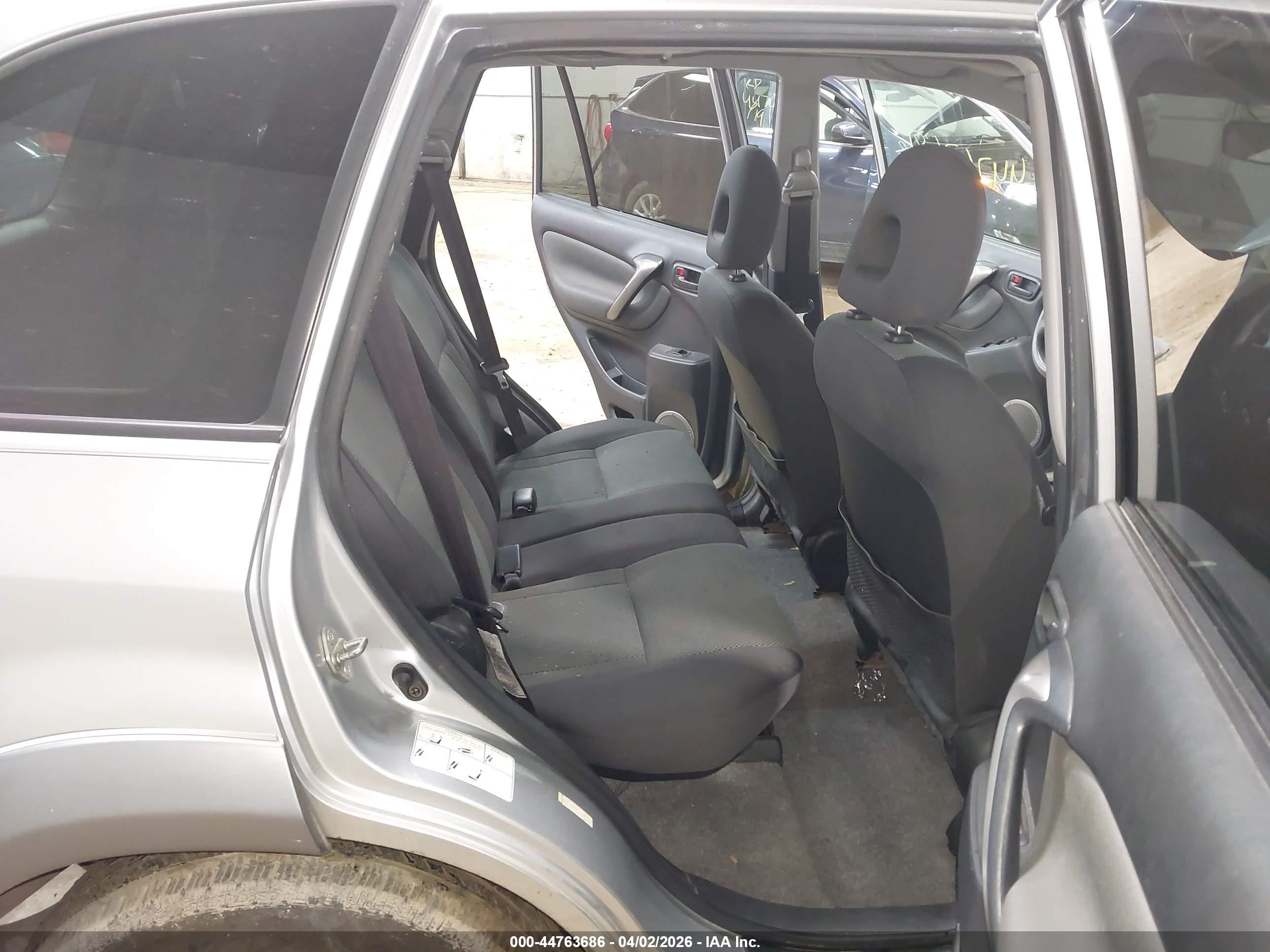 TOYOTA RAV4 image 8