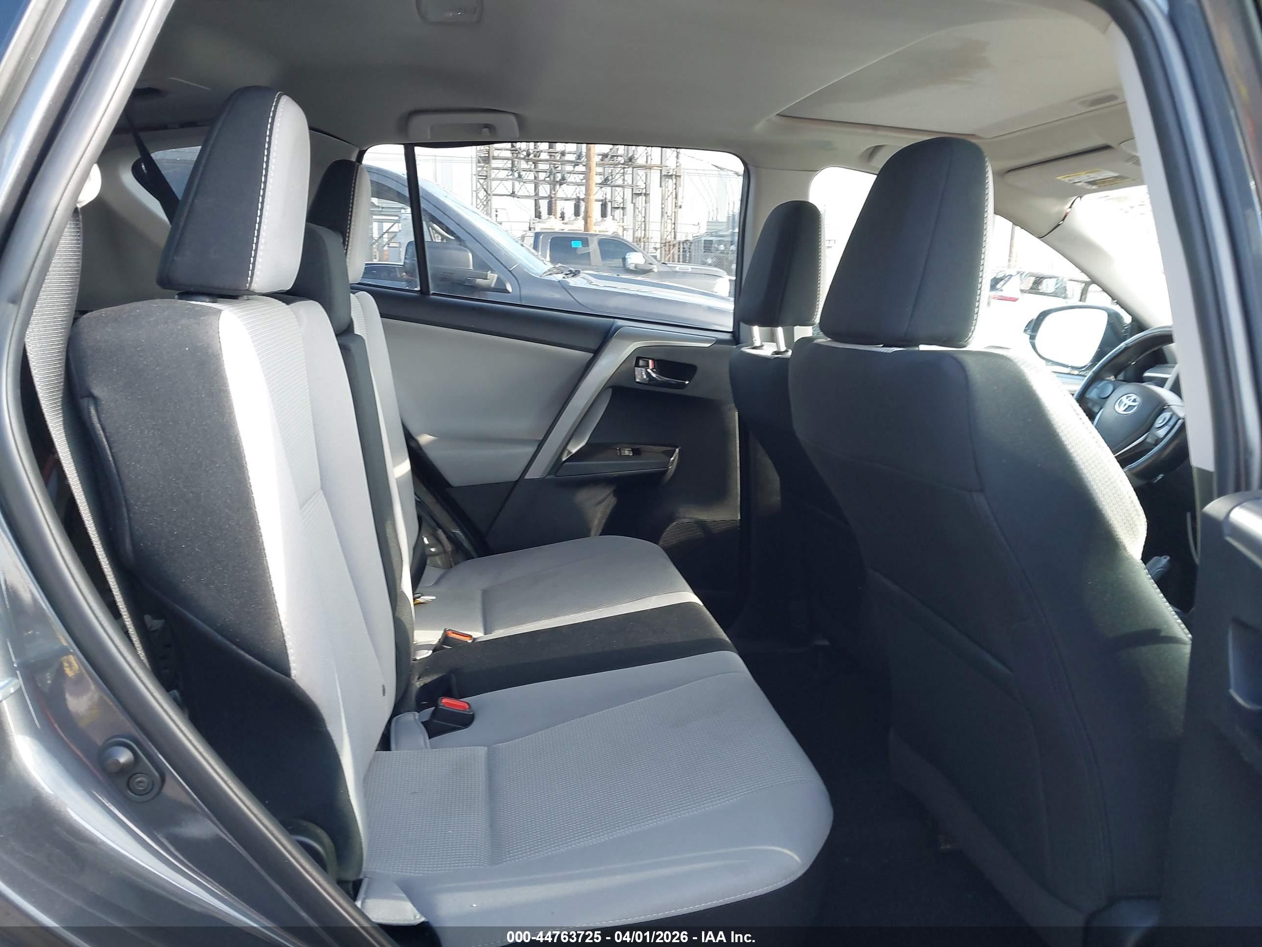 TOYOTA RAV4 image 8