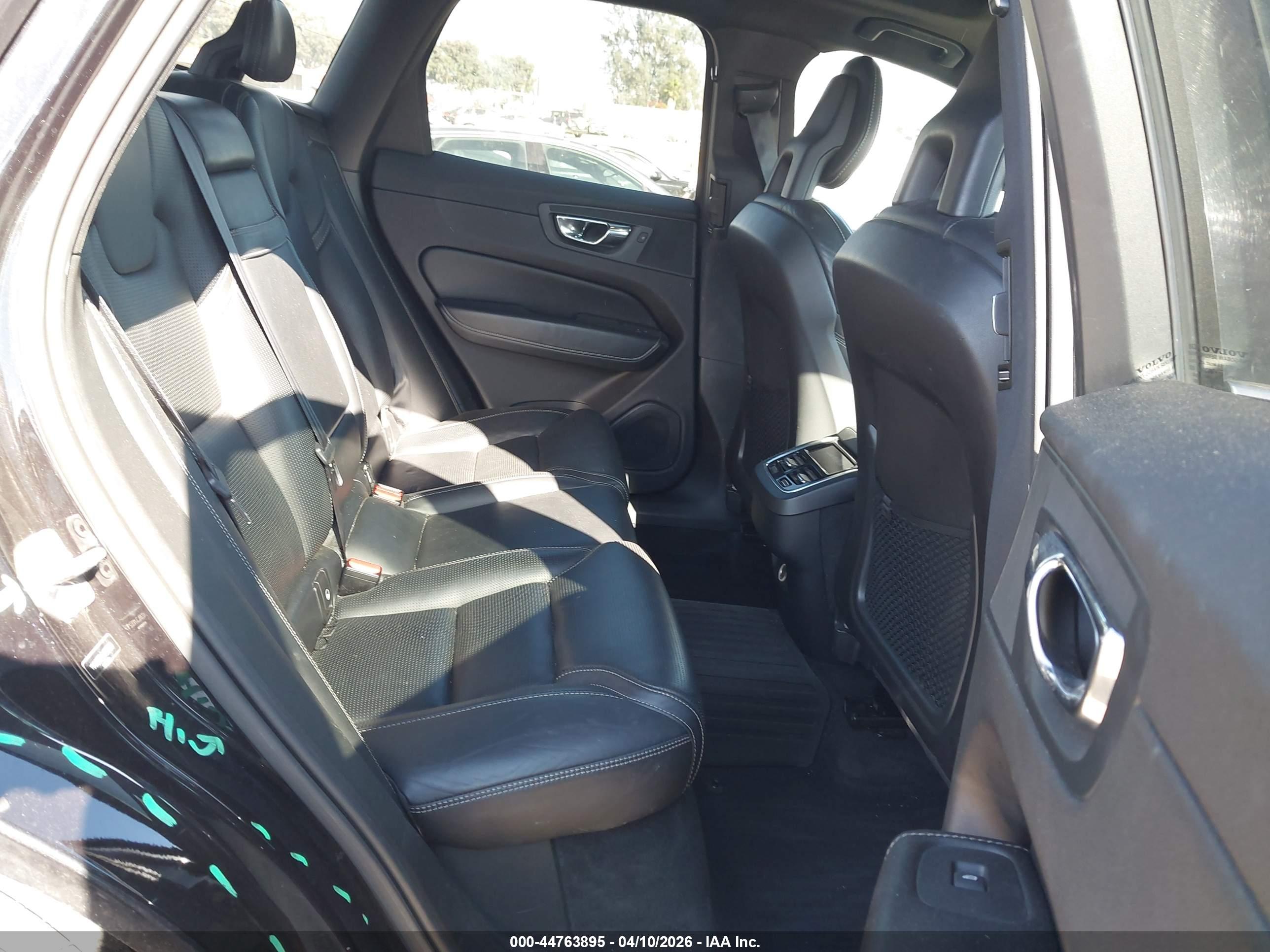 VOLVO XC60 image 8