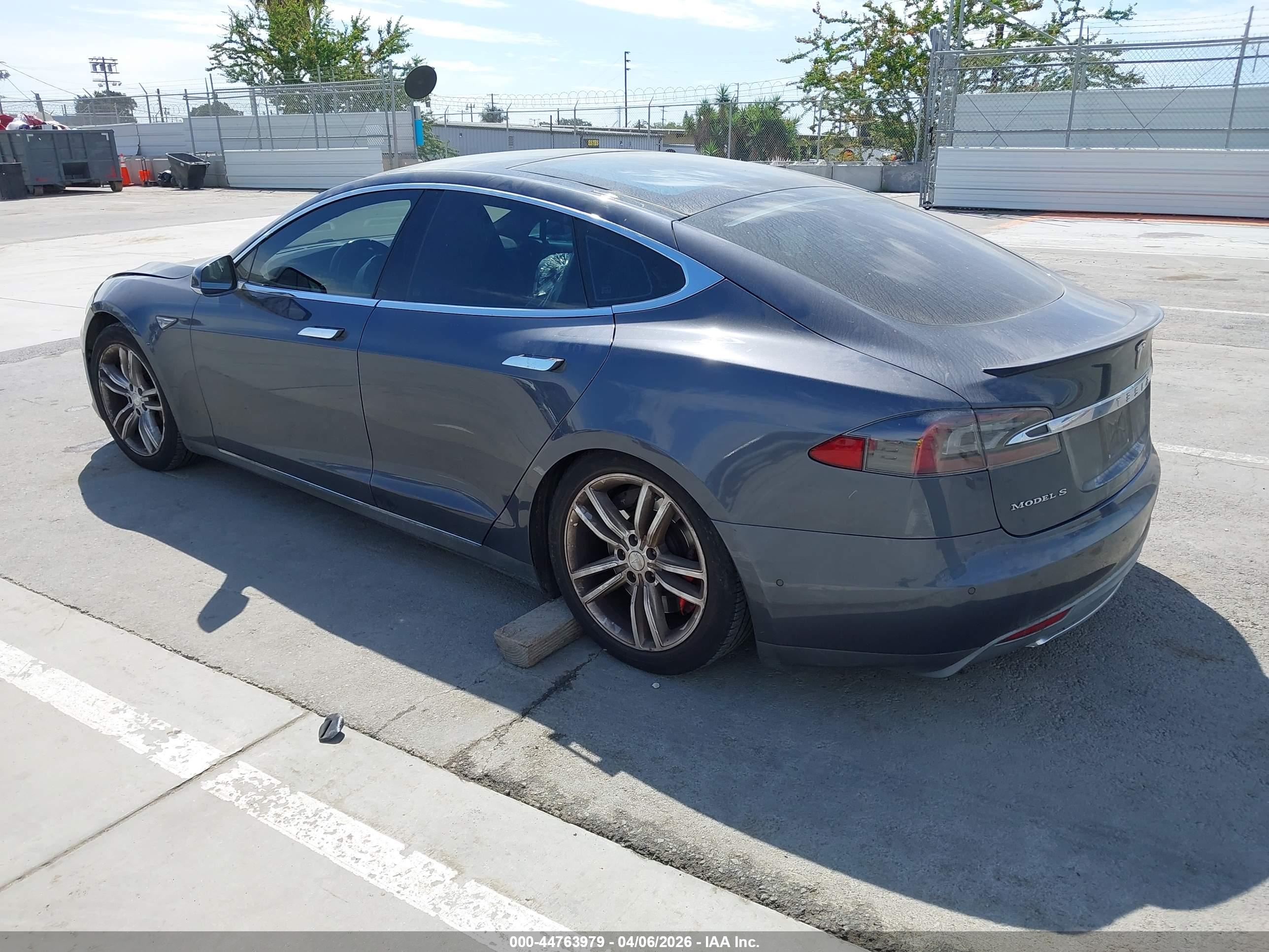 TESLA MODEL image 3