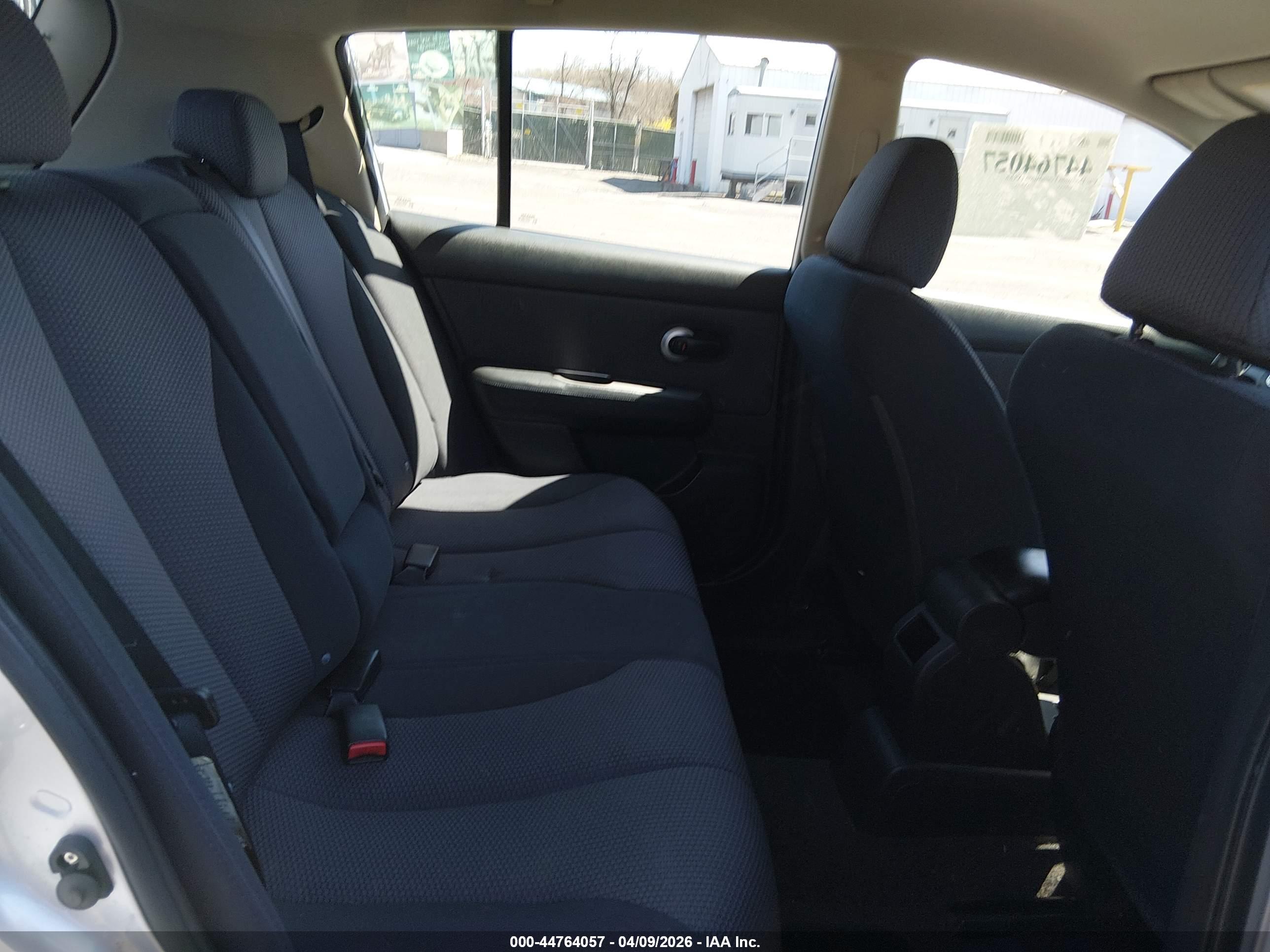 NISSAN VERSA image 8