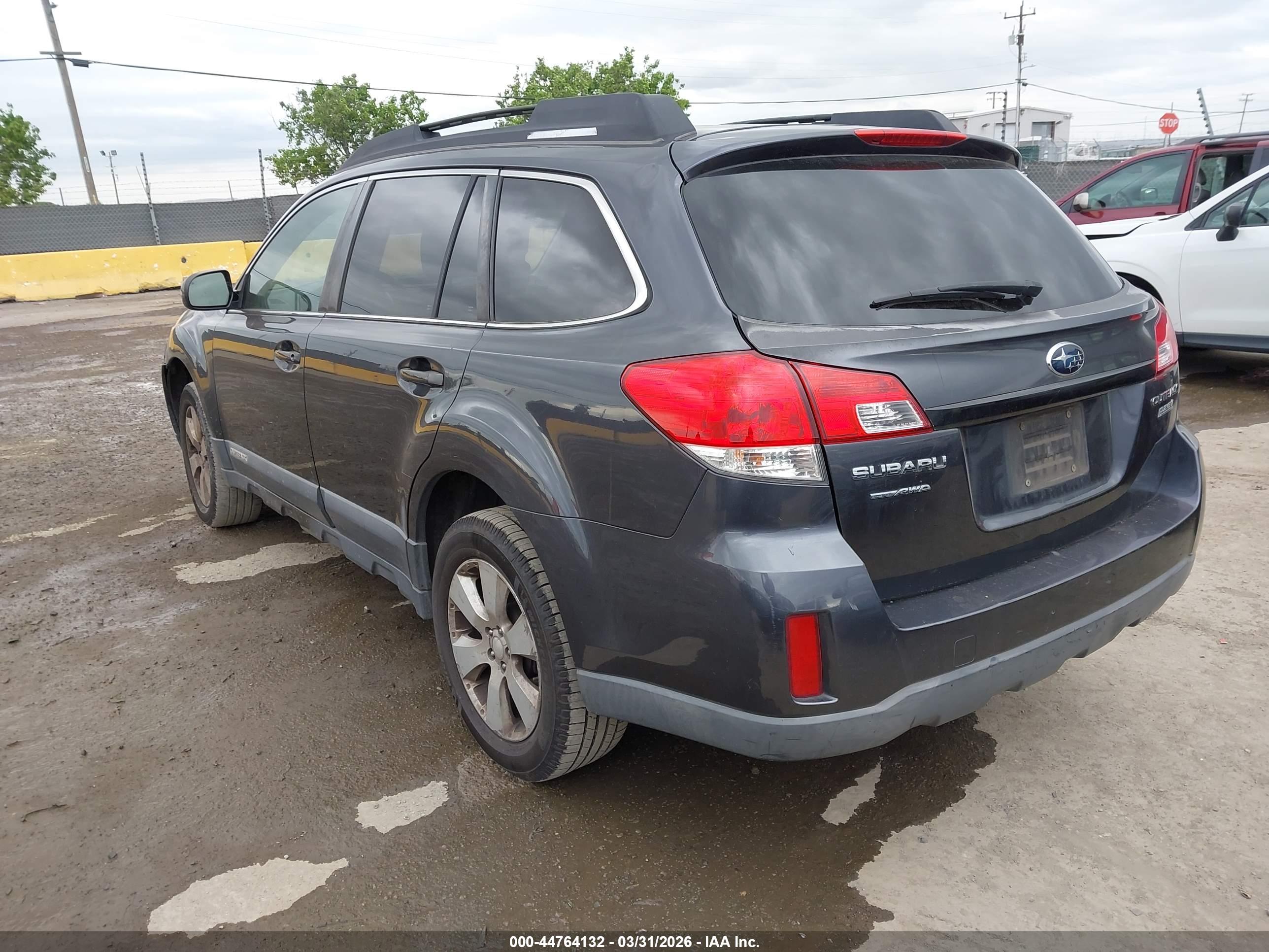 SUBARU OUTBACK image 3