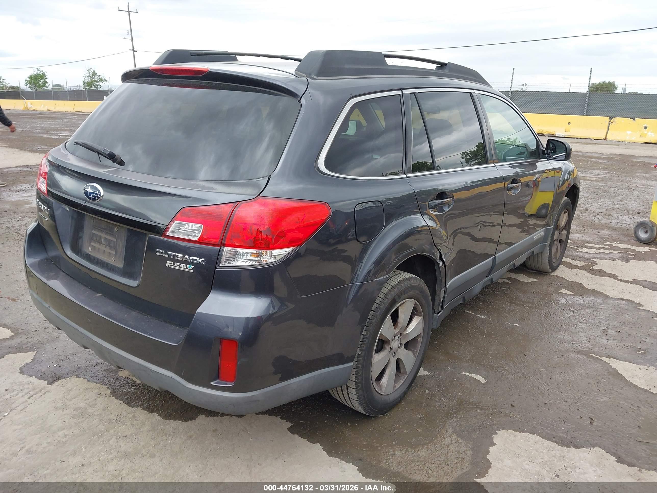 SUBARU OUTBACK image 4