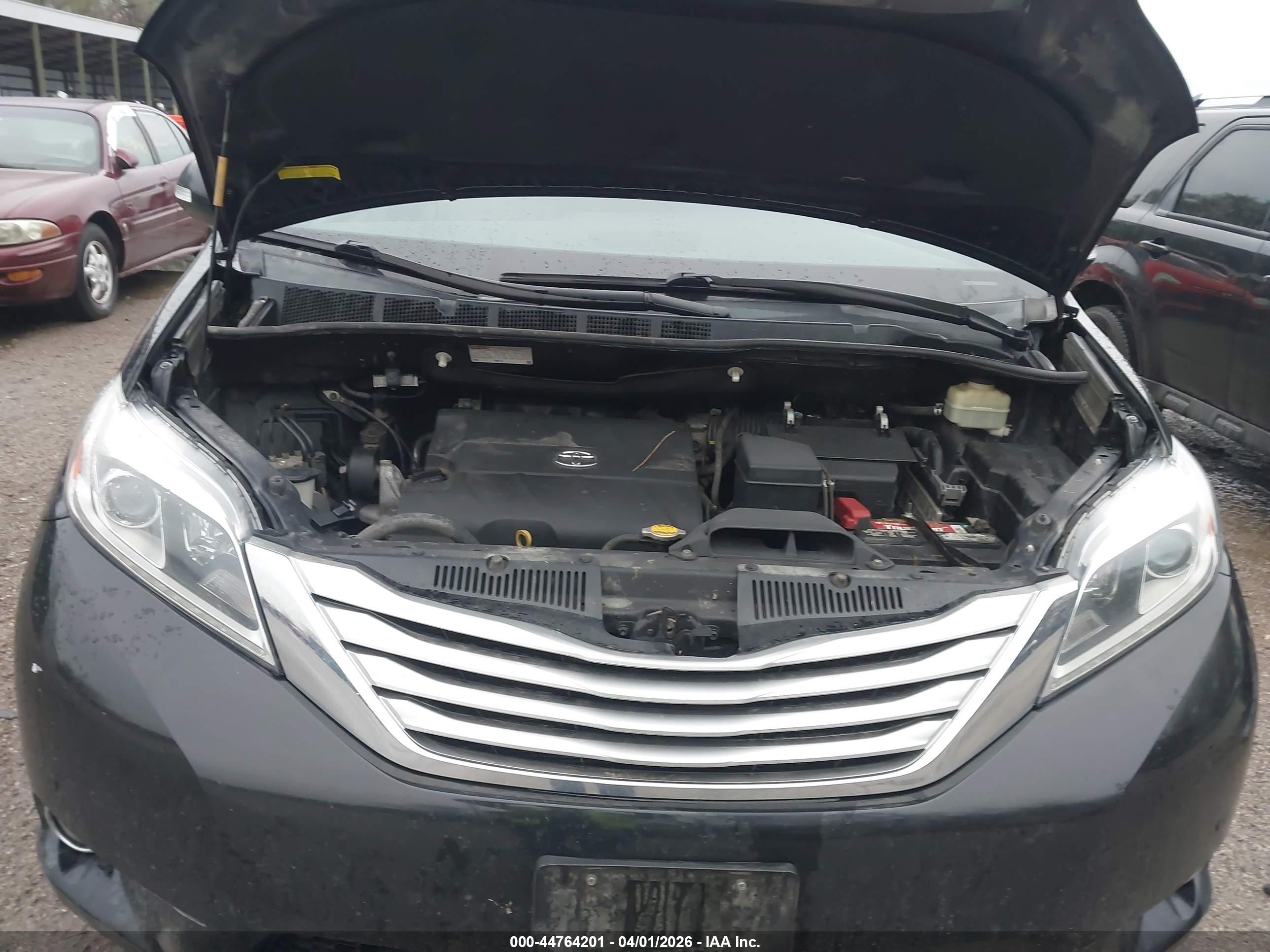 TOYOTA SIENNA image 10