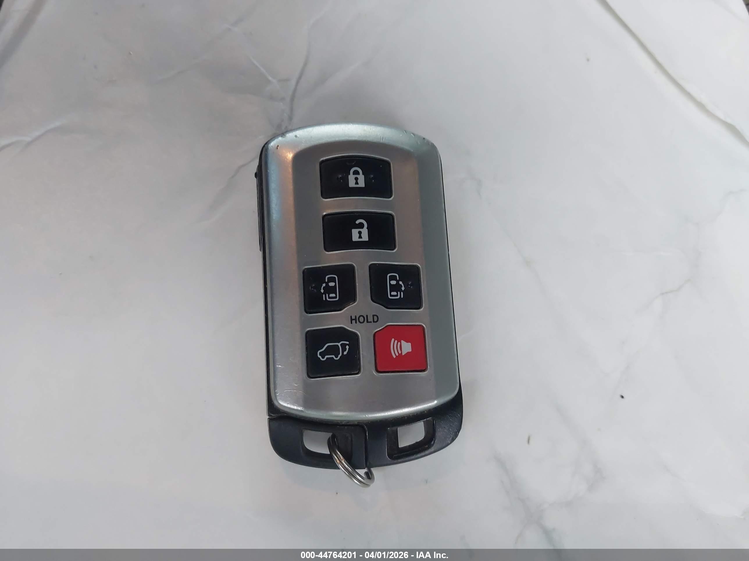 TOYOTA SIENNA image 11