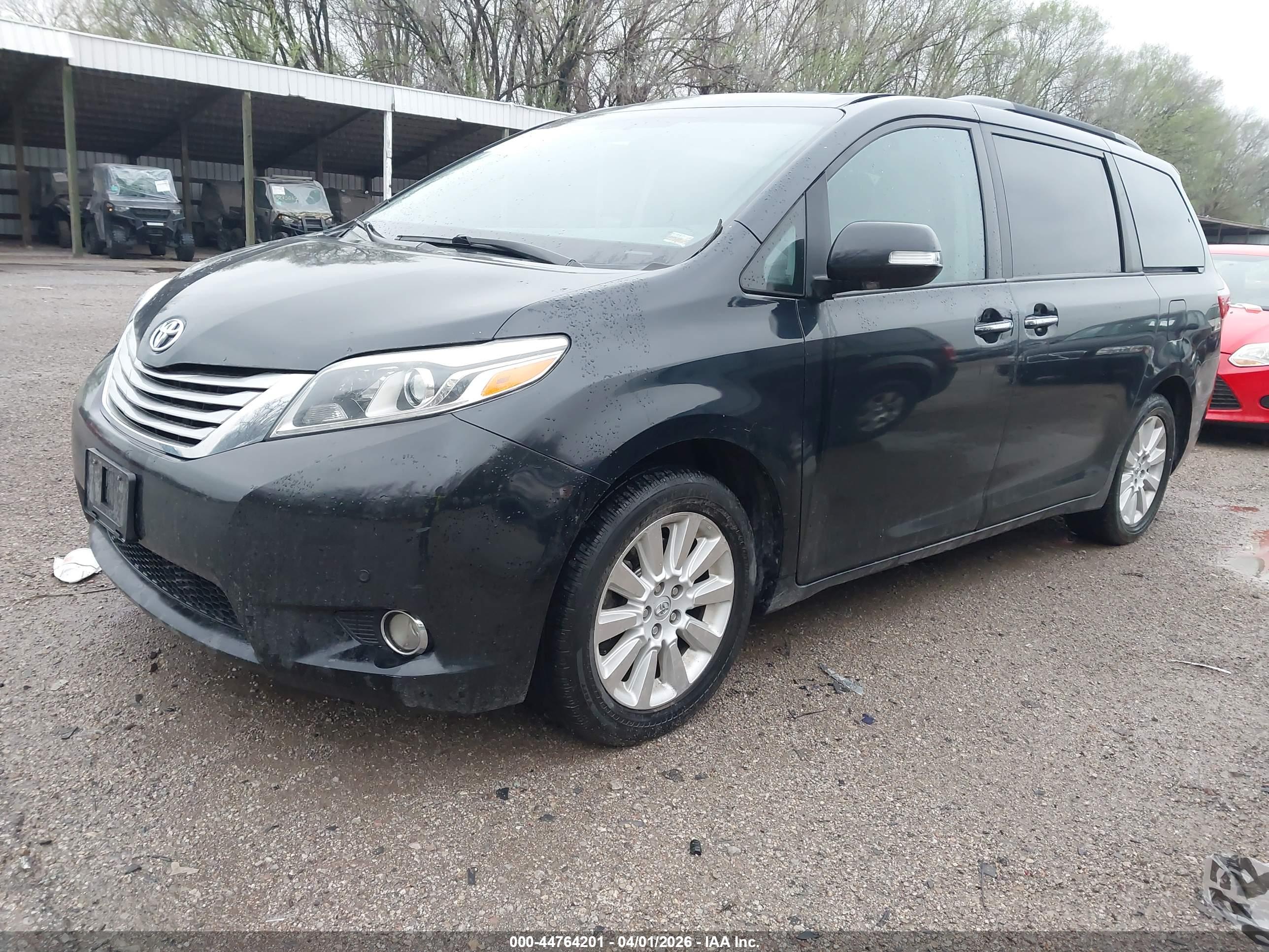 TOYOTA SIENNA image 2