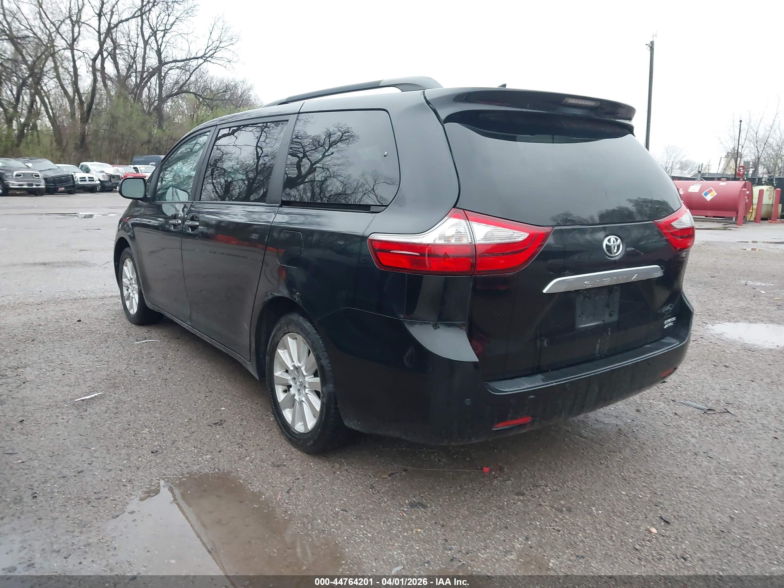 TOYOTA SIENNA image 3