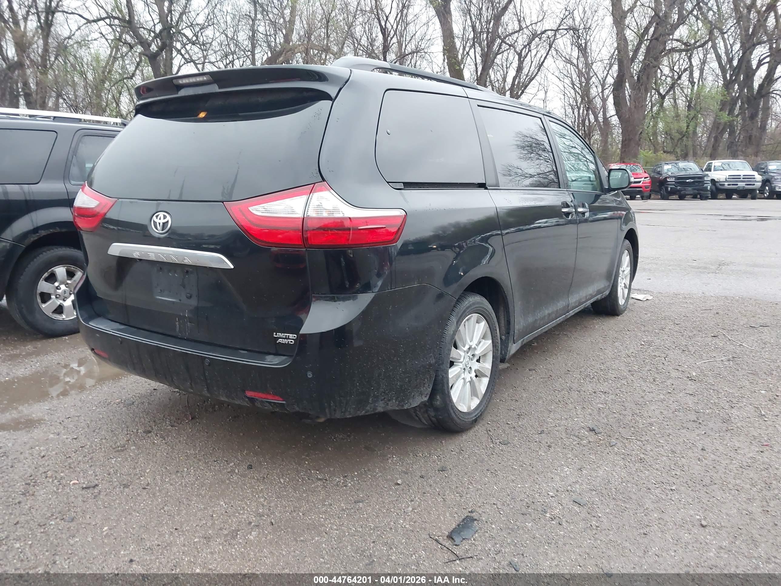TOYOTA SIENNA image 4