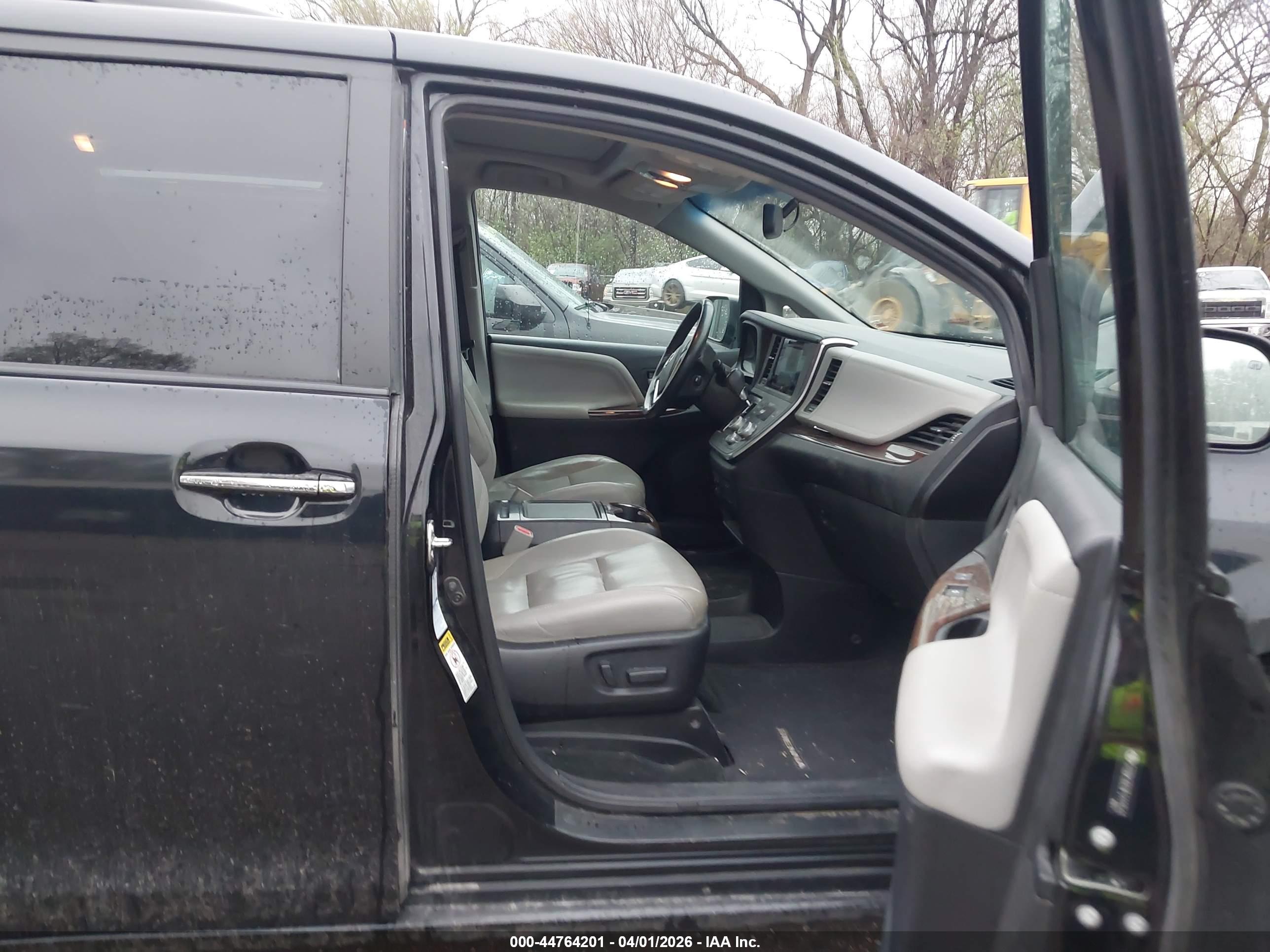 TOYOTA SIENNA image 5