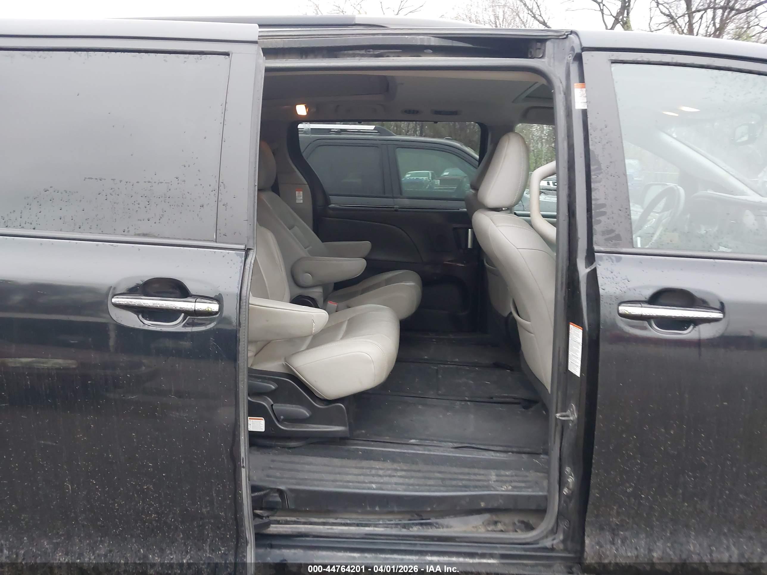 TOYOTA SIENNA image 8