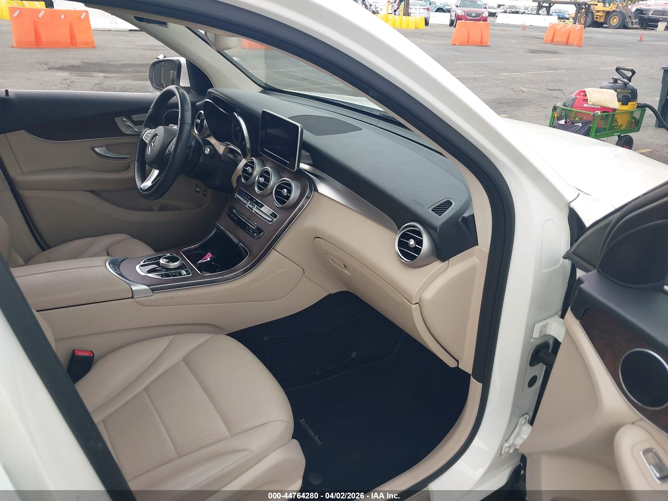 MERCEDES-BENZ GLC image 5