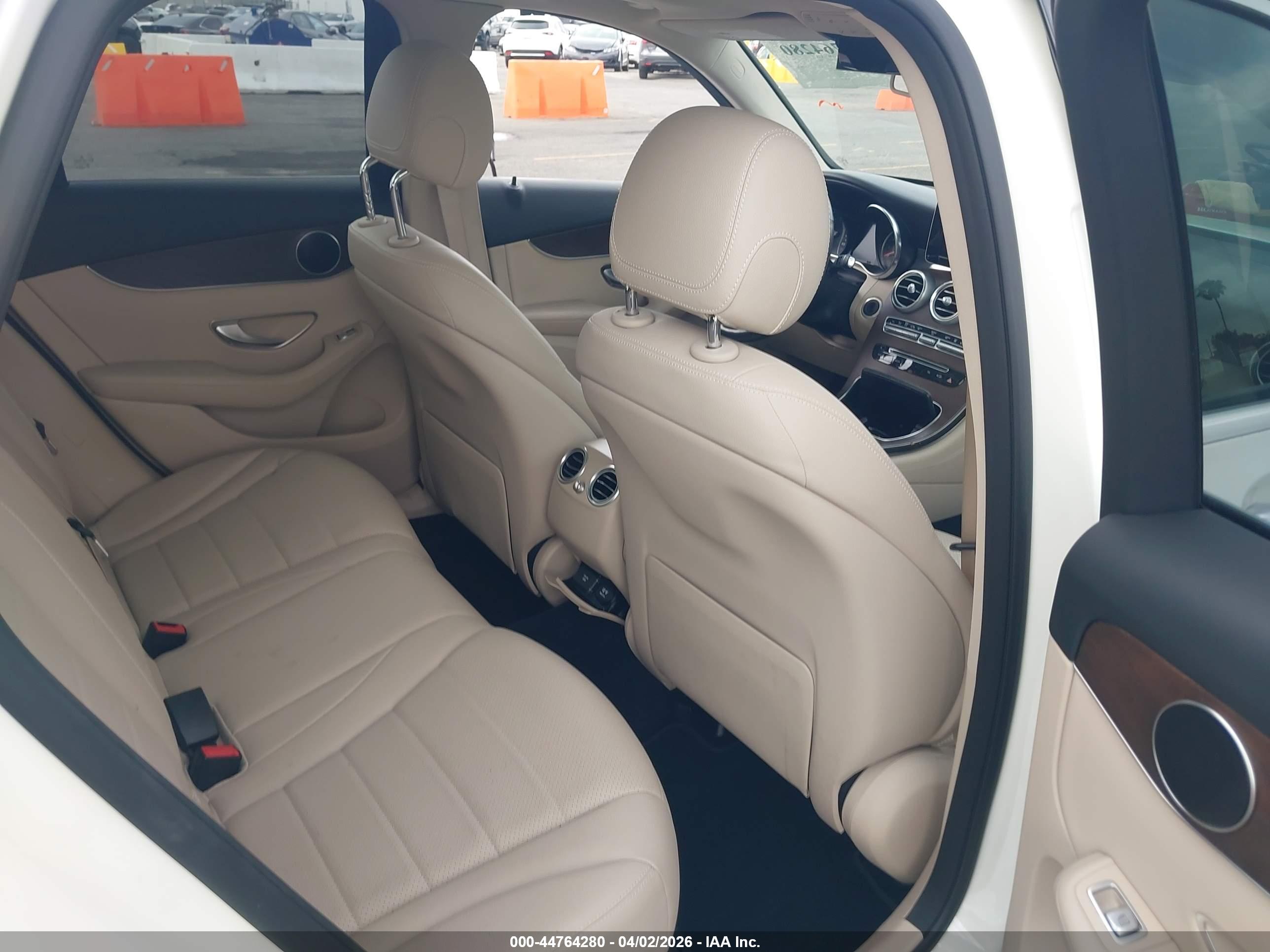 MERCEDES-BENZ GLC image 8