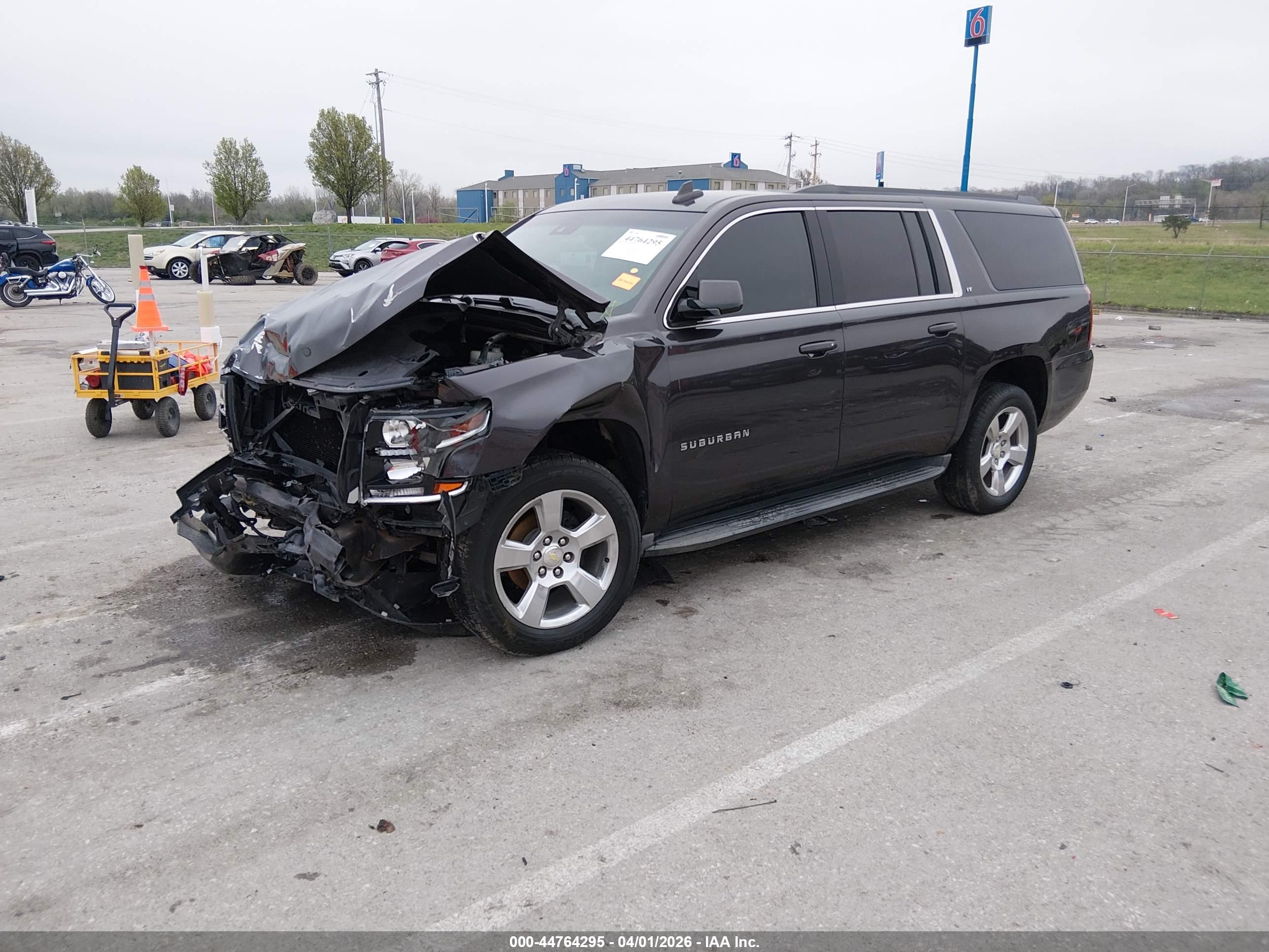 CHEVROLET SUBURBAN image 2
