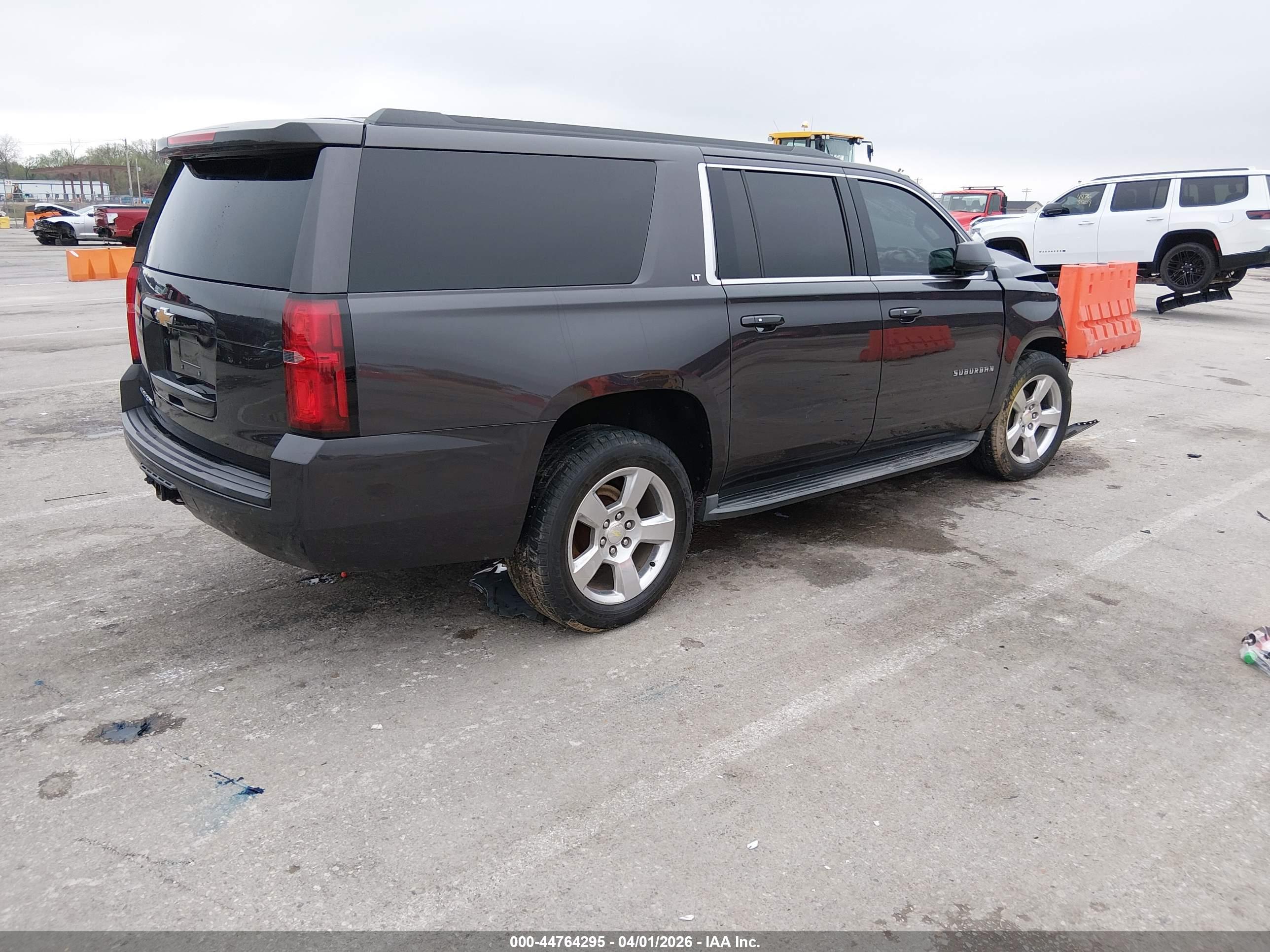 CHEVROLET SUBURBAN image 4