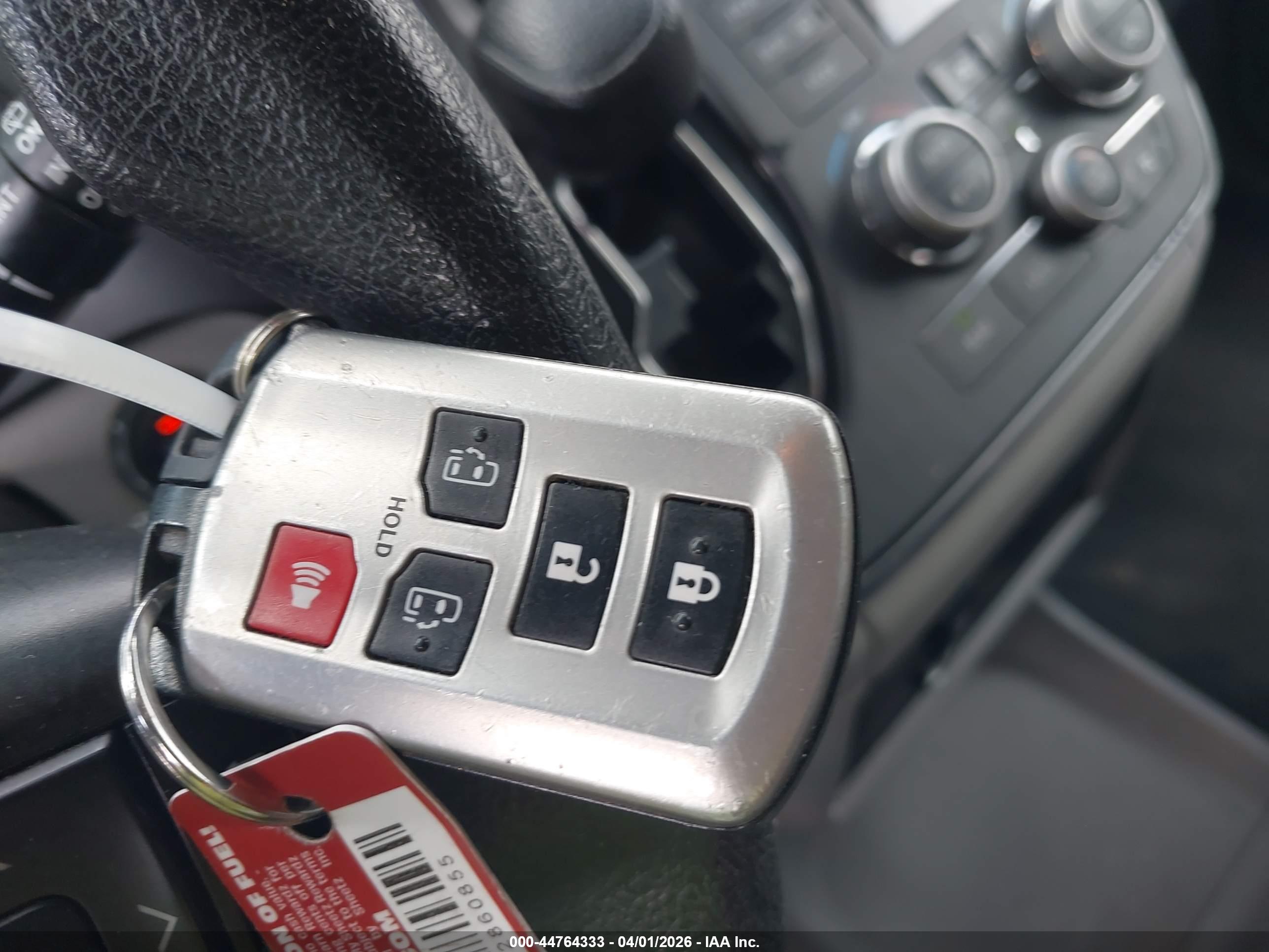 TOYOTA SIENNA image 11