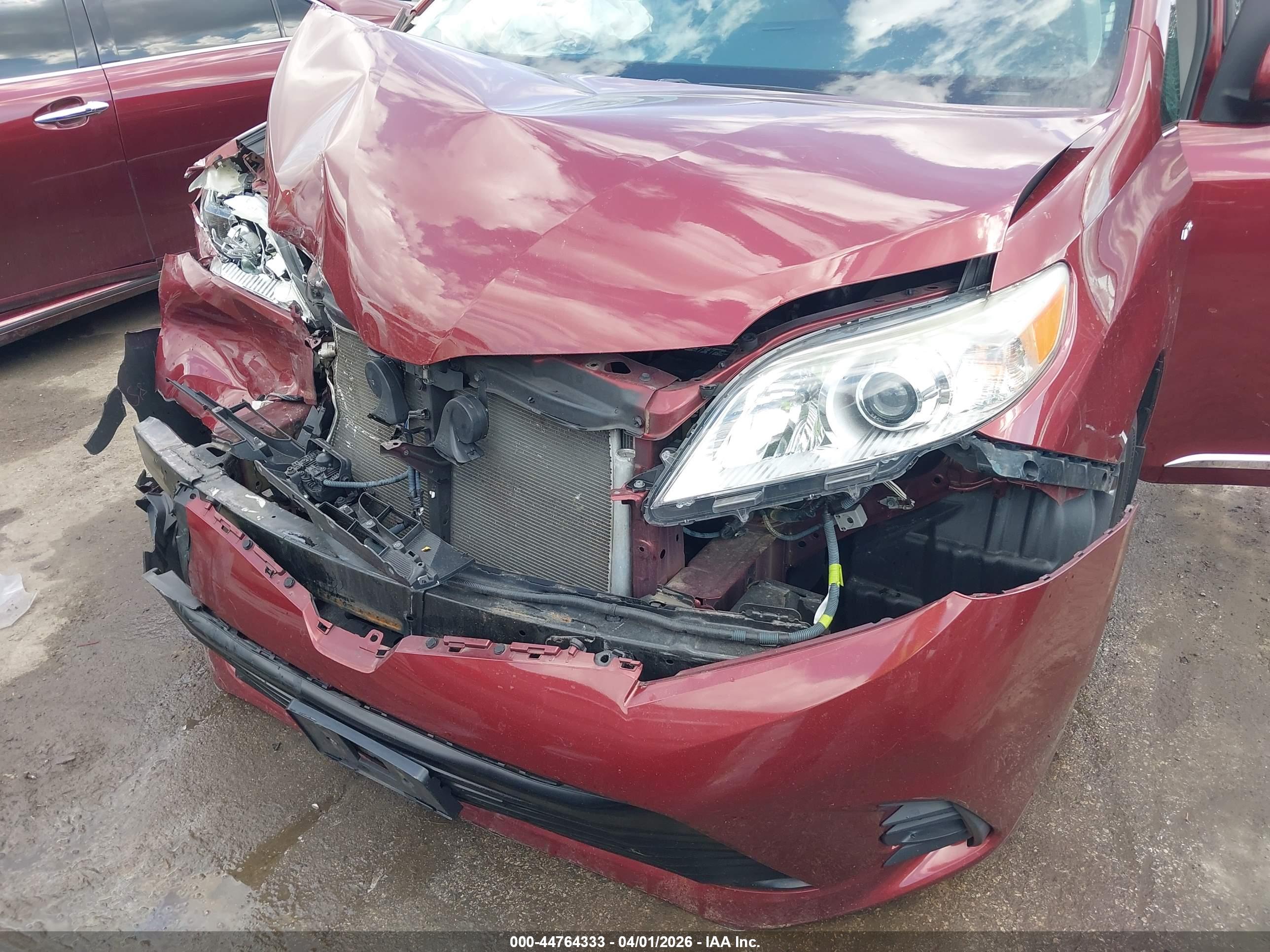 TOYOTA SIENNA image 6