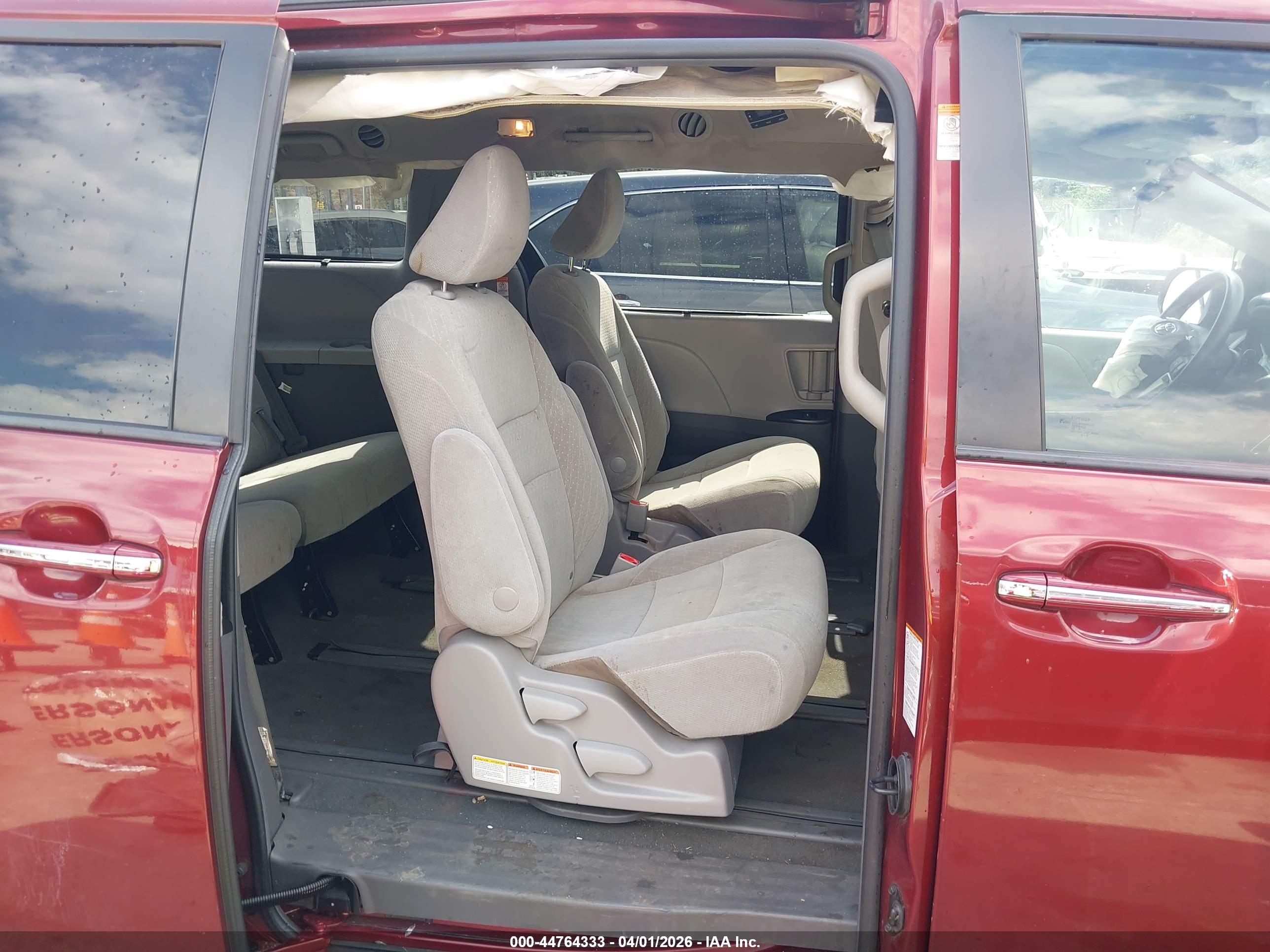 TOYOTA SIENNA image 8