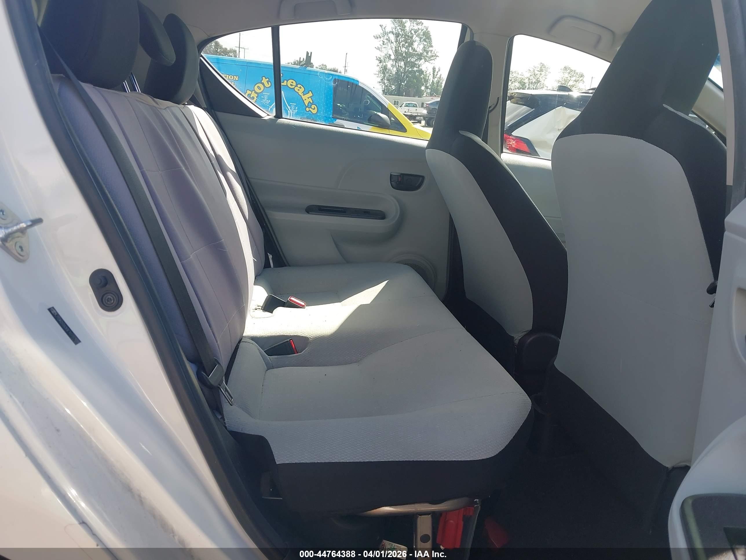 TOYOTA PRIUS image 8