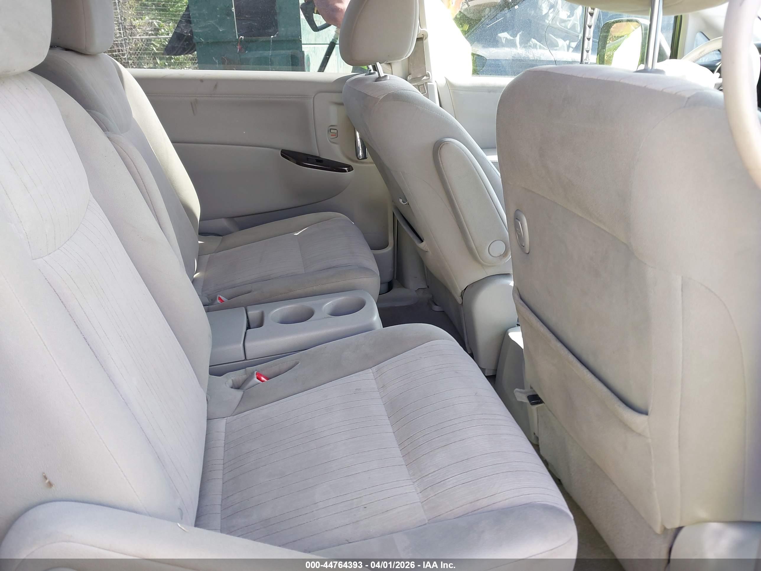 NISSAN QUEST image 8