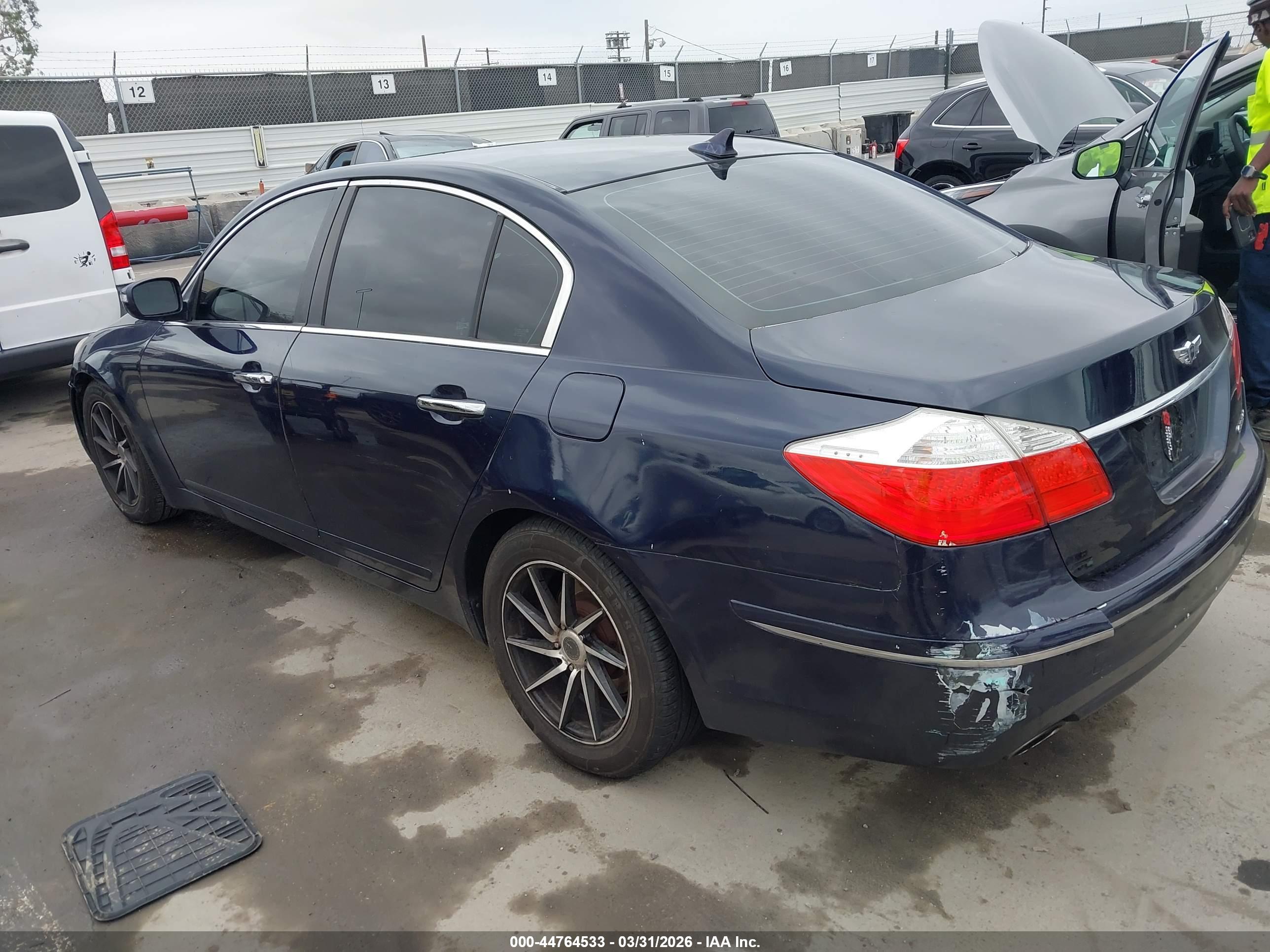 HYUNDAI GENESIS image 3