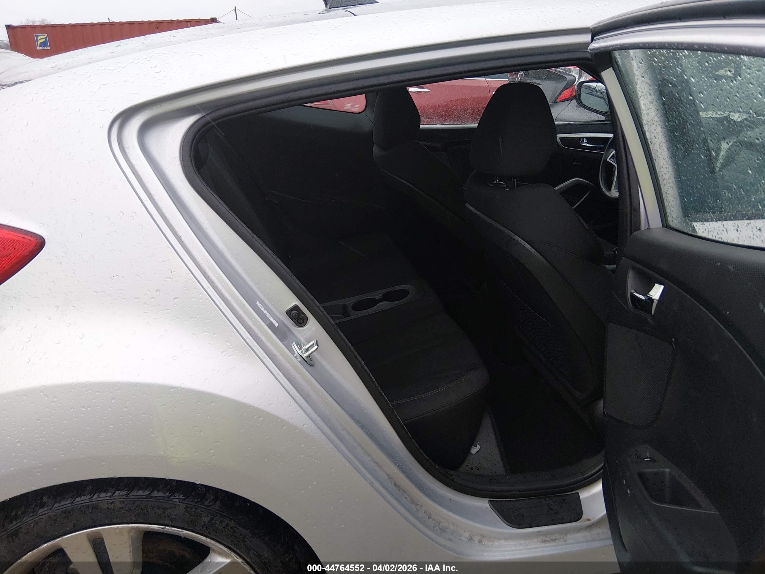 HYUNDAI VELOSTER image 8