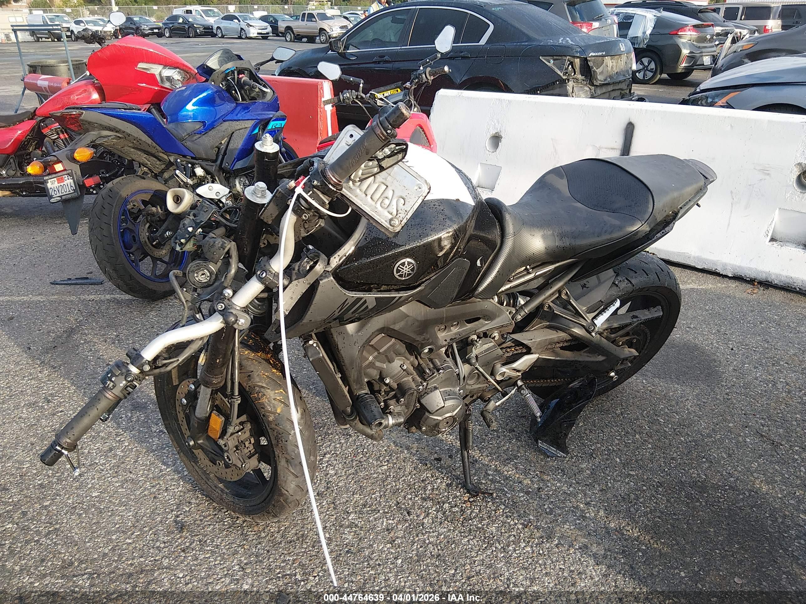 YAMAHA FZ09 image 2