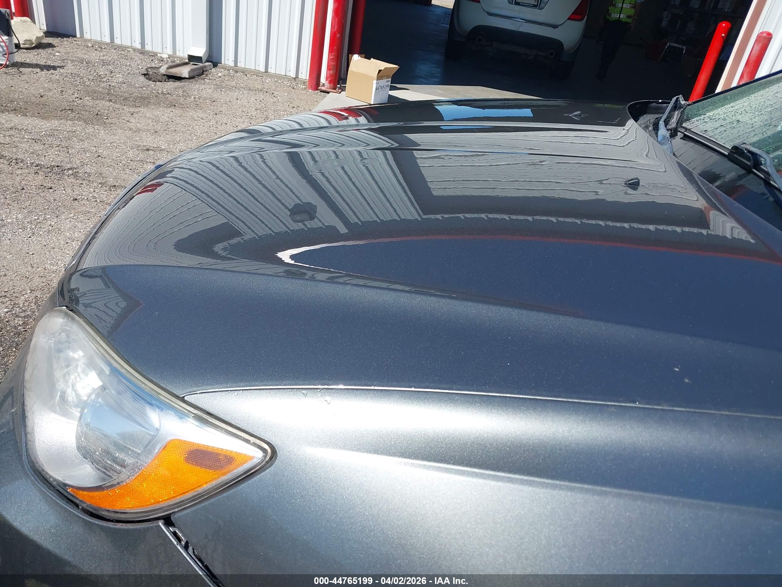 CHRYSLER 200 image 6