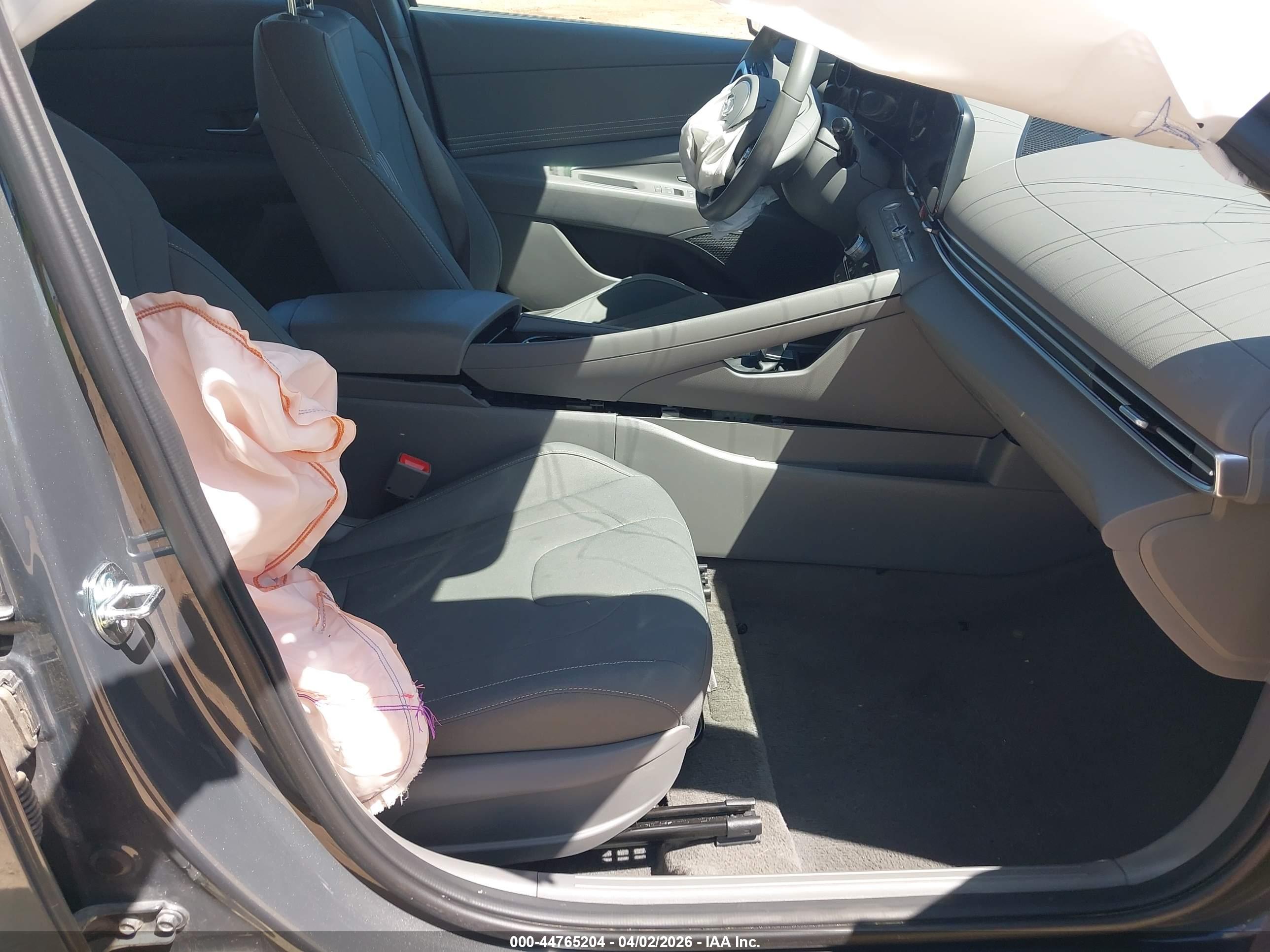 HYUNDAI ELANTRA image 5