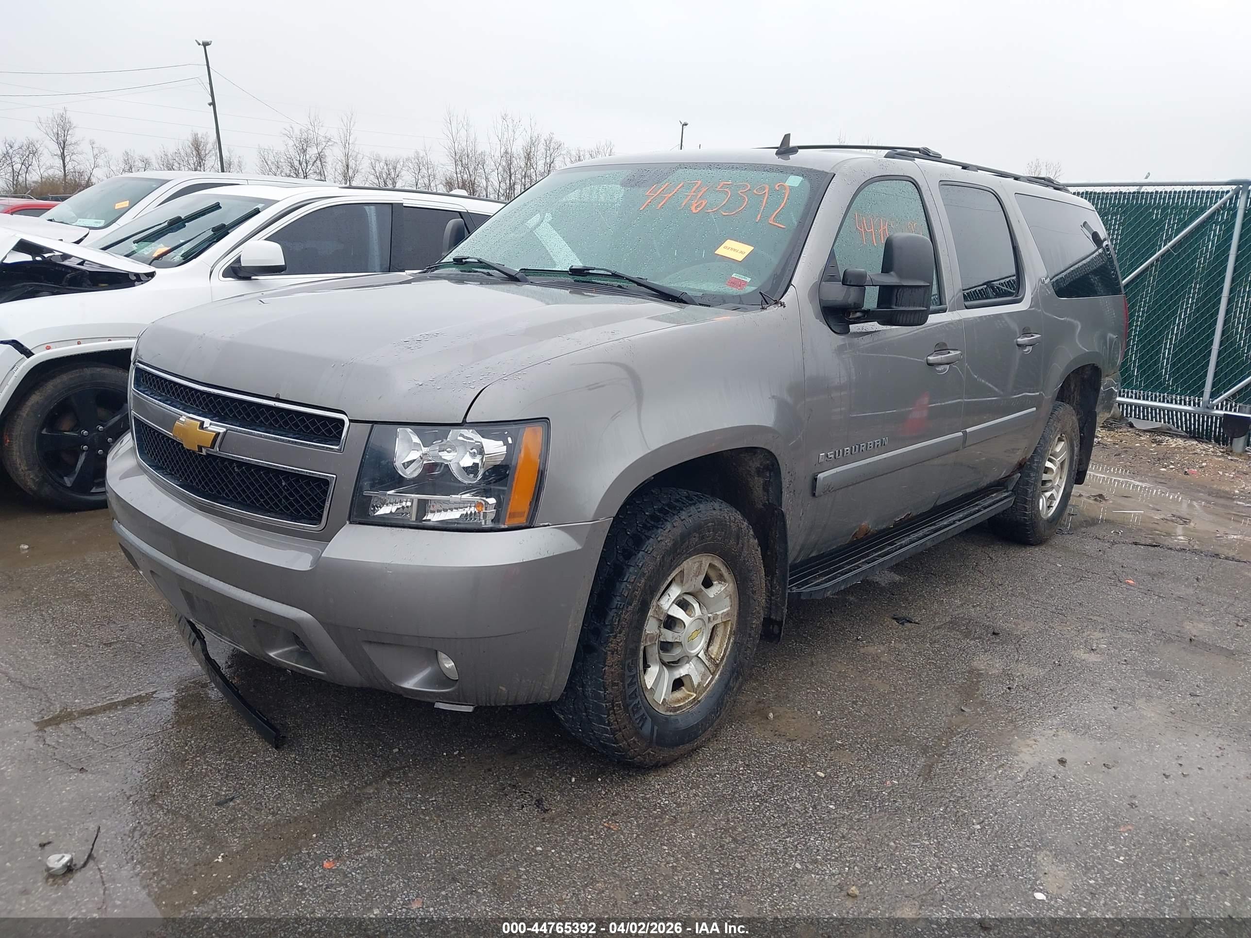 CHEVROLET SUBURBAN image 2