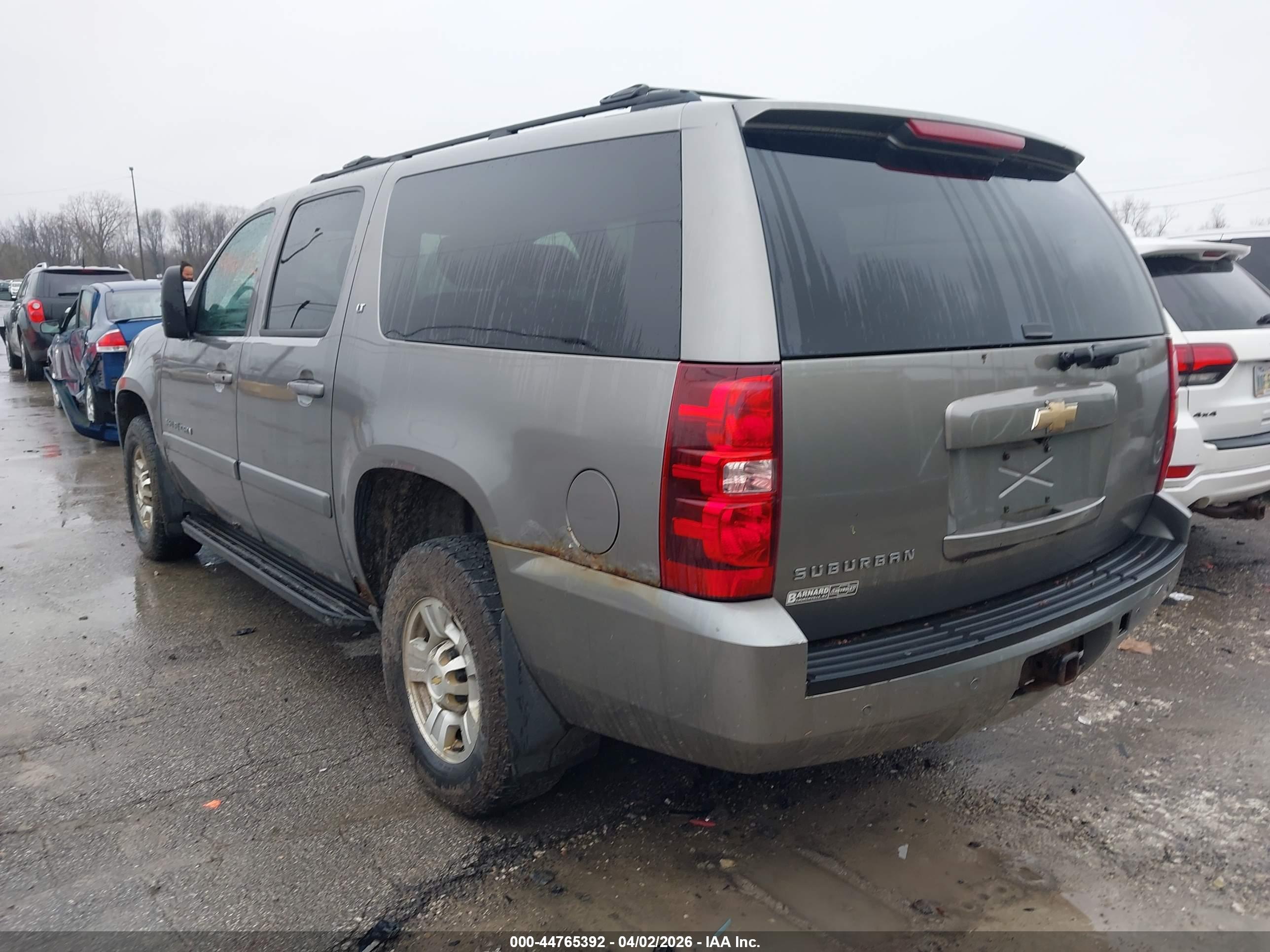 CHEVROLET SUBURBAN image 3