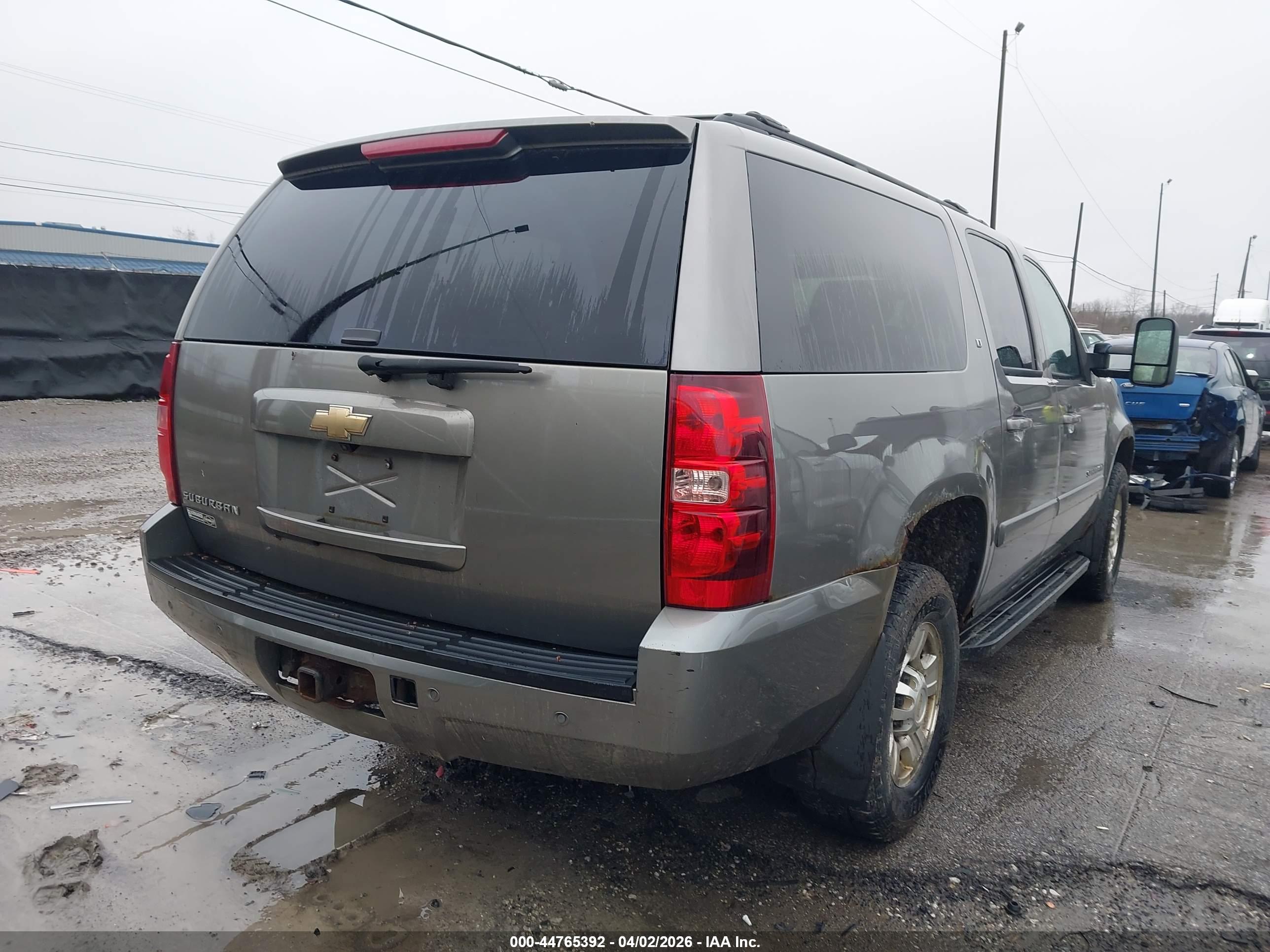 CHEVROLET SUBURBAN image 4