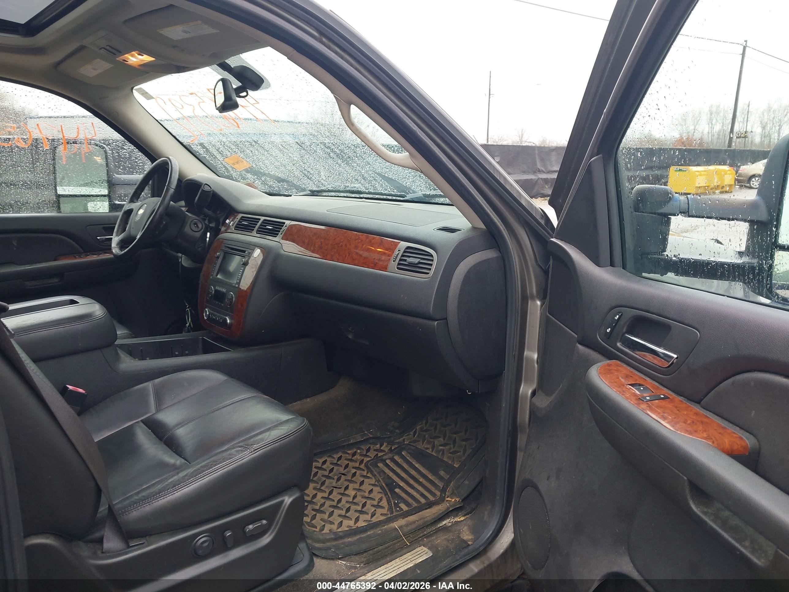 CHEVROLET SUBURBAN image 5