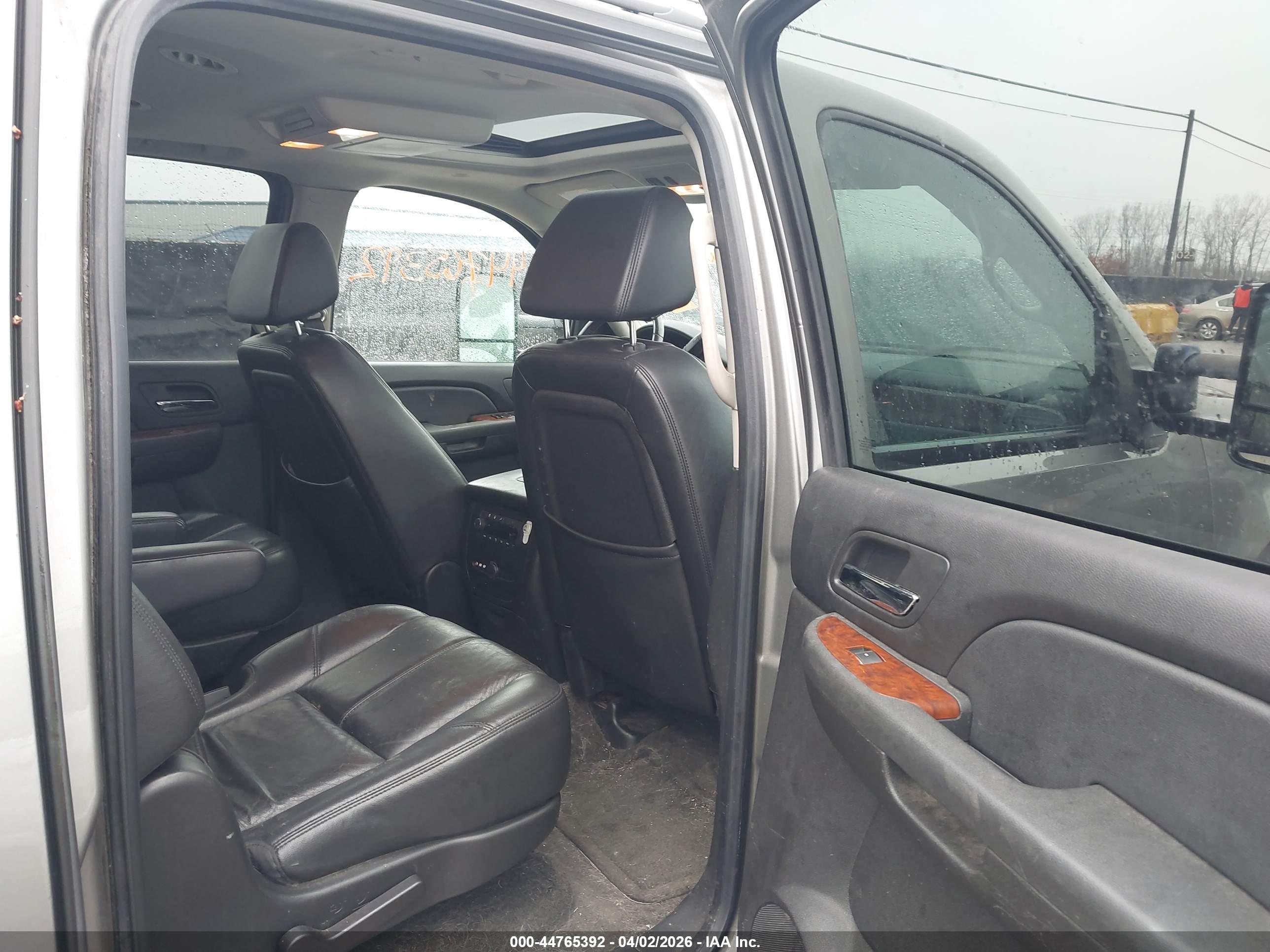 CHEVROLET SUBURBAN image 8