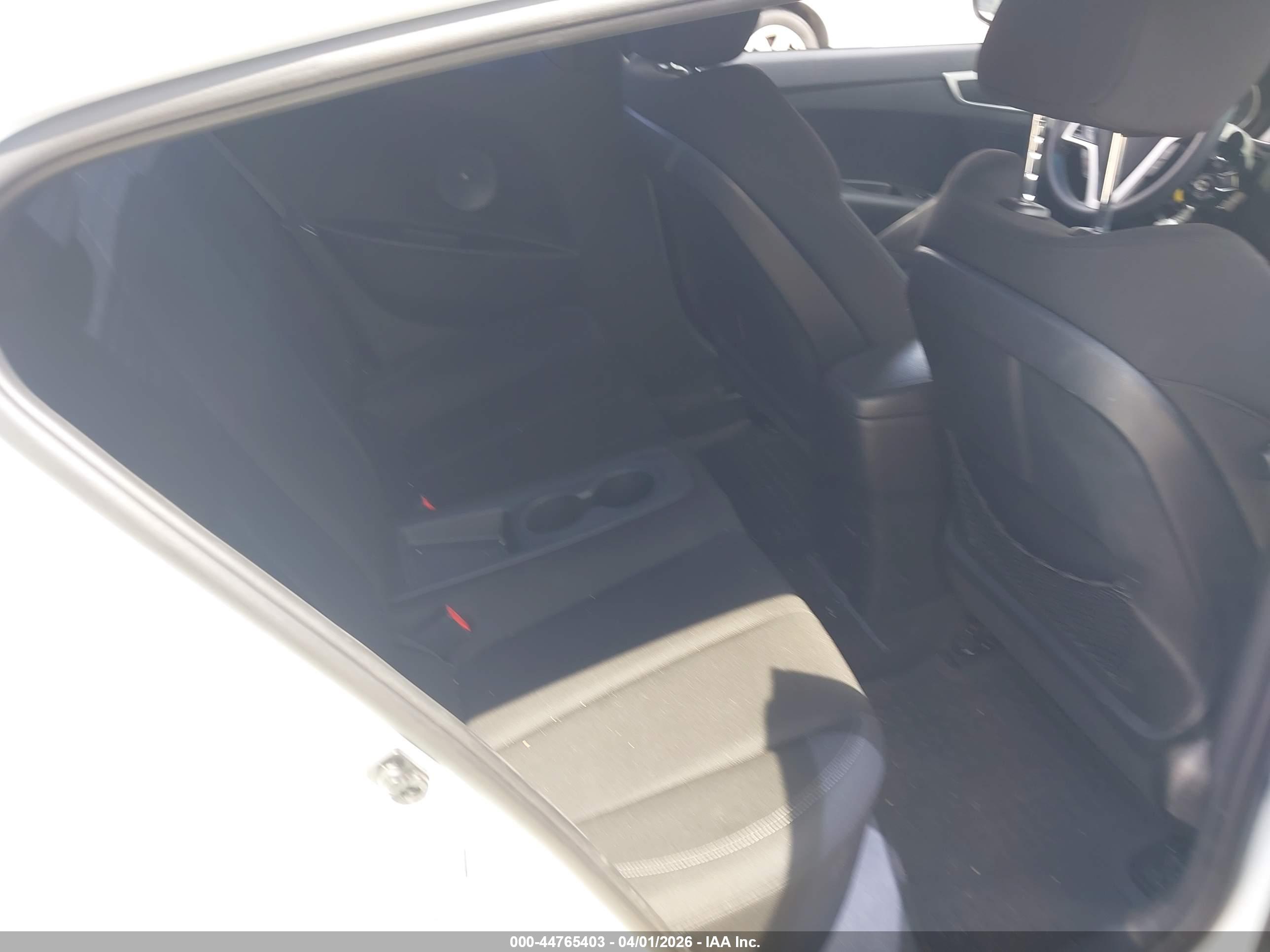 HYUNDAI VELOSTER image 8