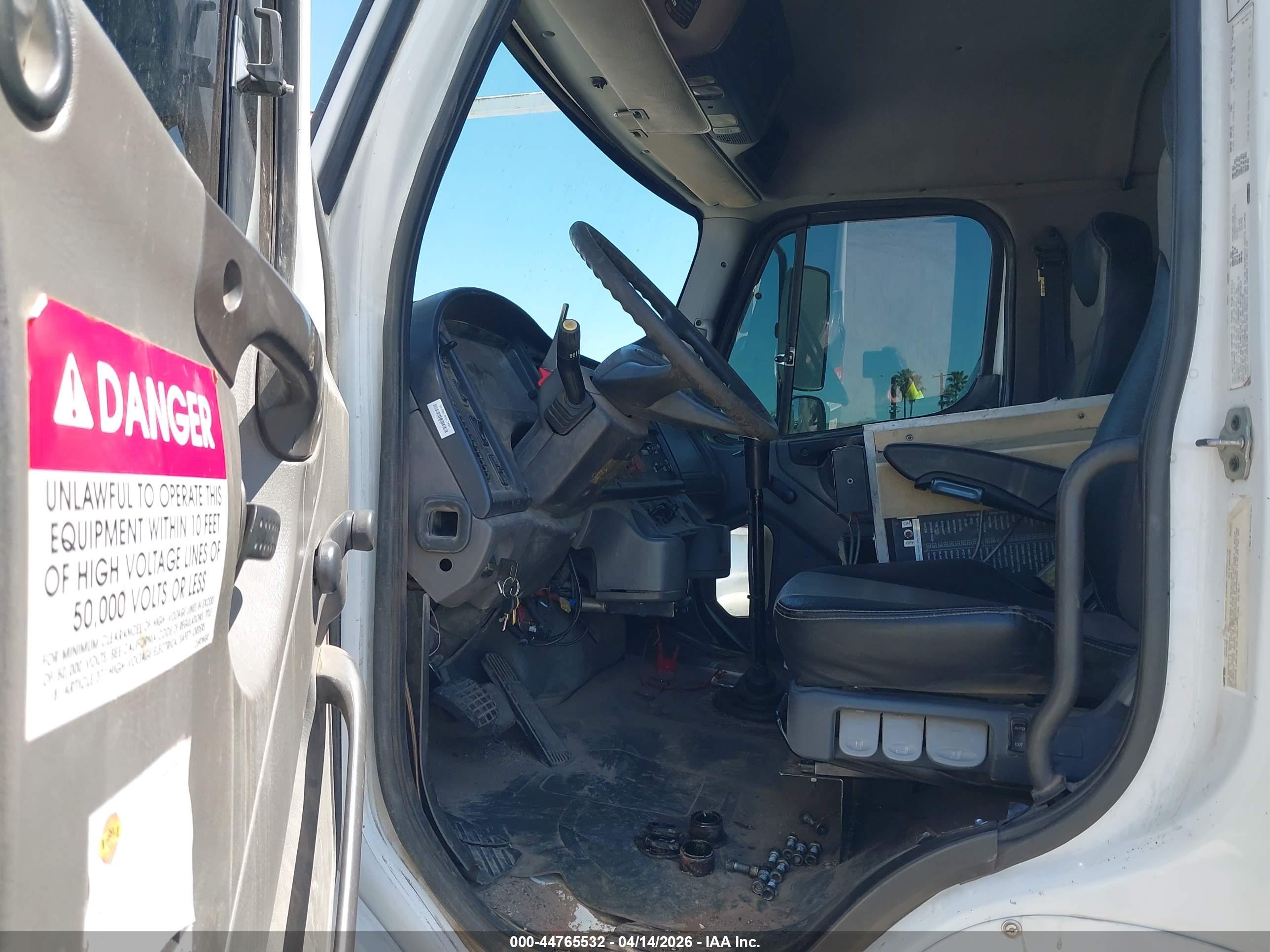 FREIGHTLINER M2 image 7