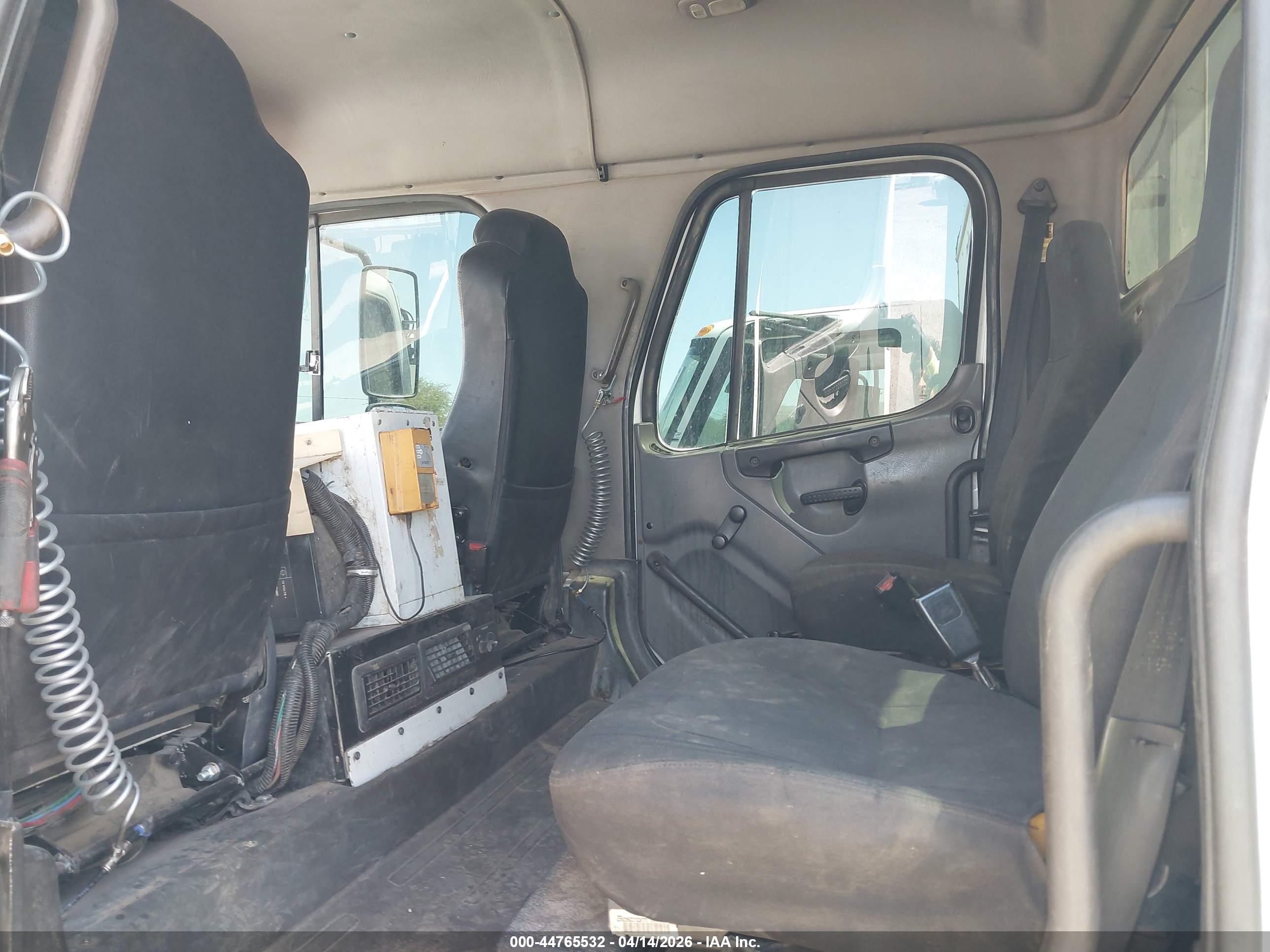 FREIGHTLINER M2 image 8