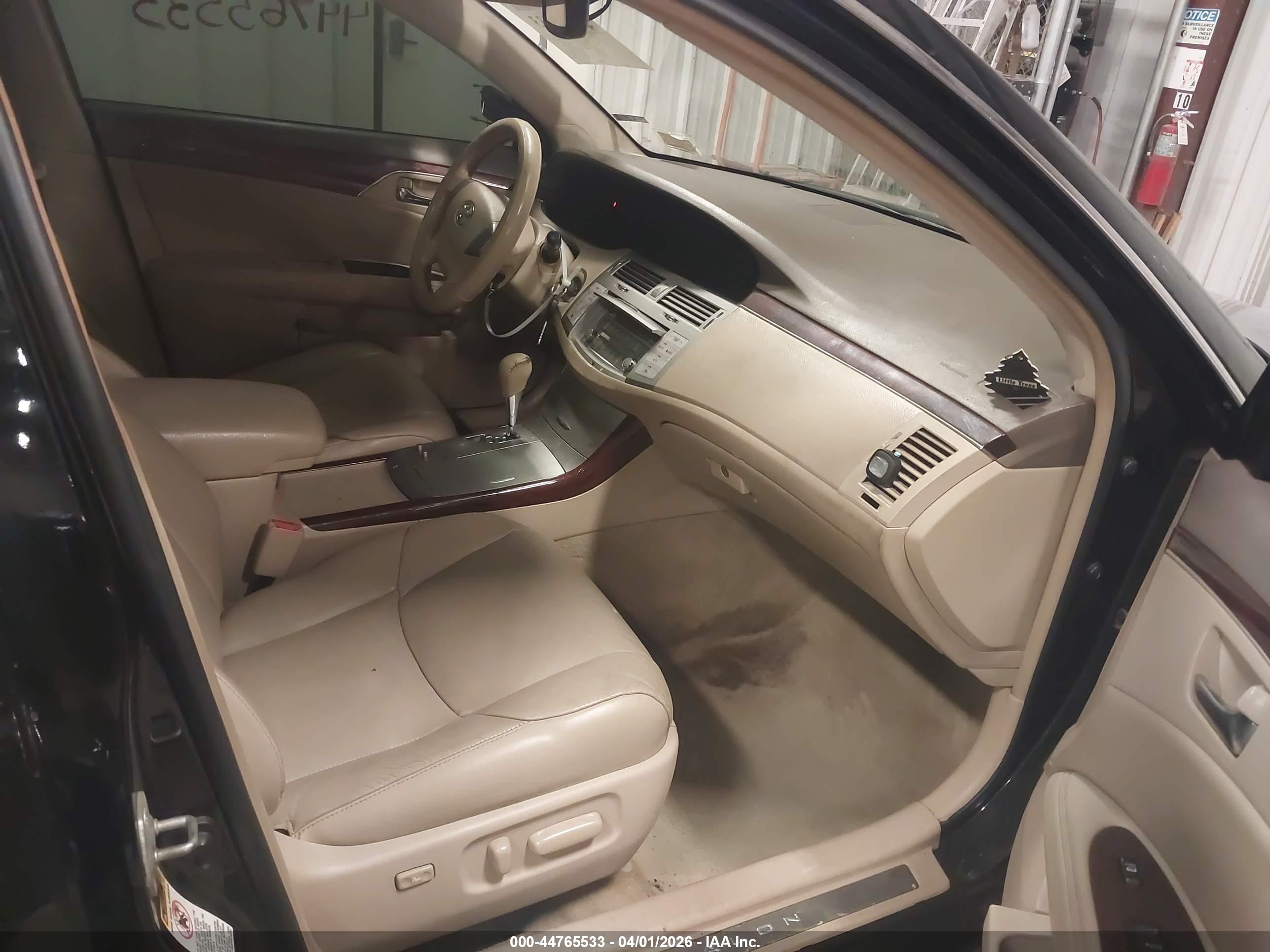 TOYOTA AVALON image 5