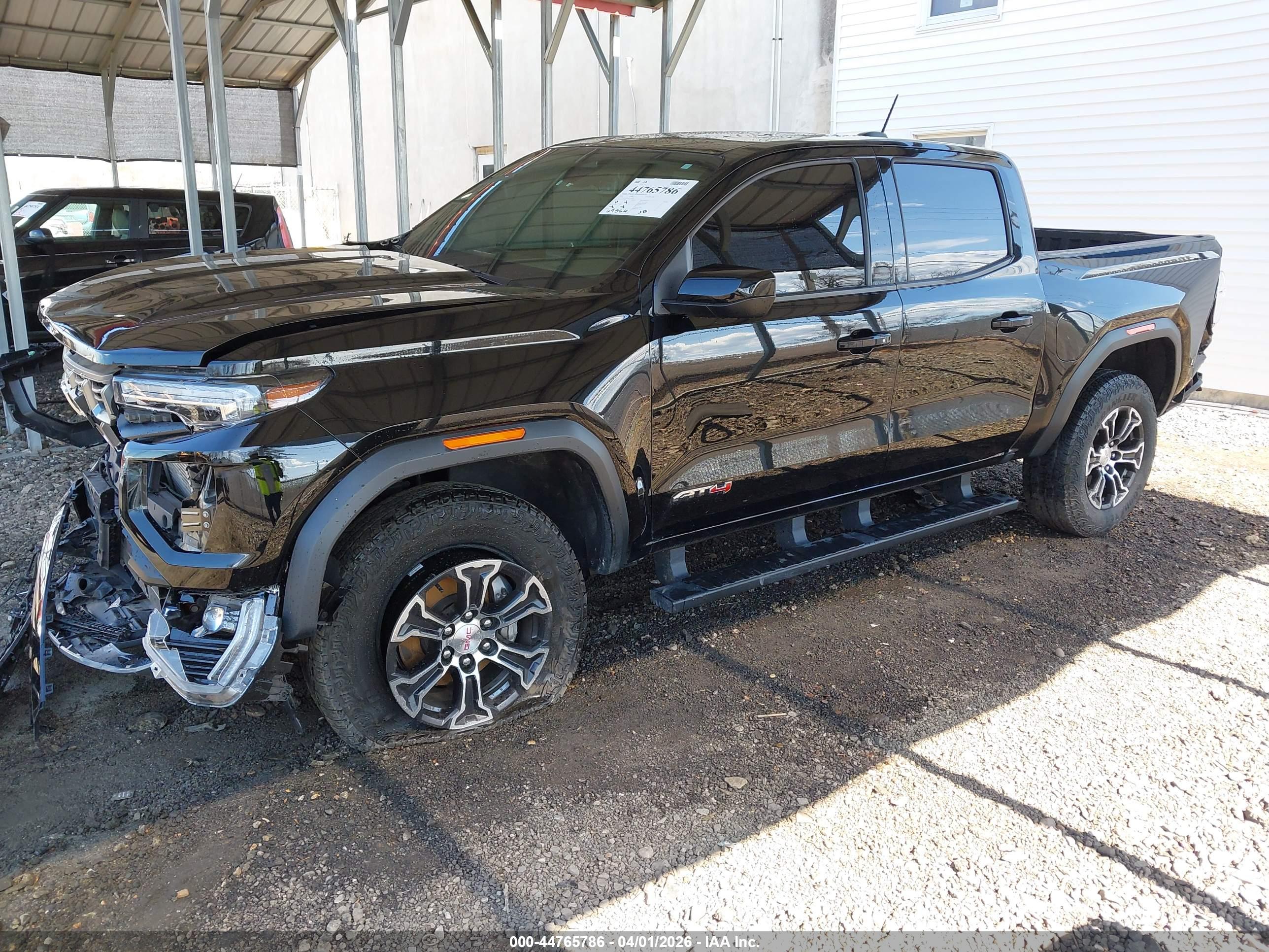GMC CANYON image 2