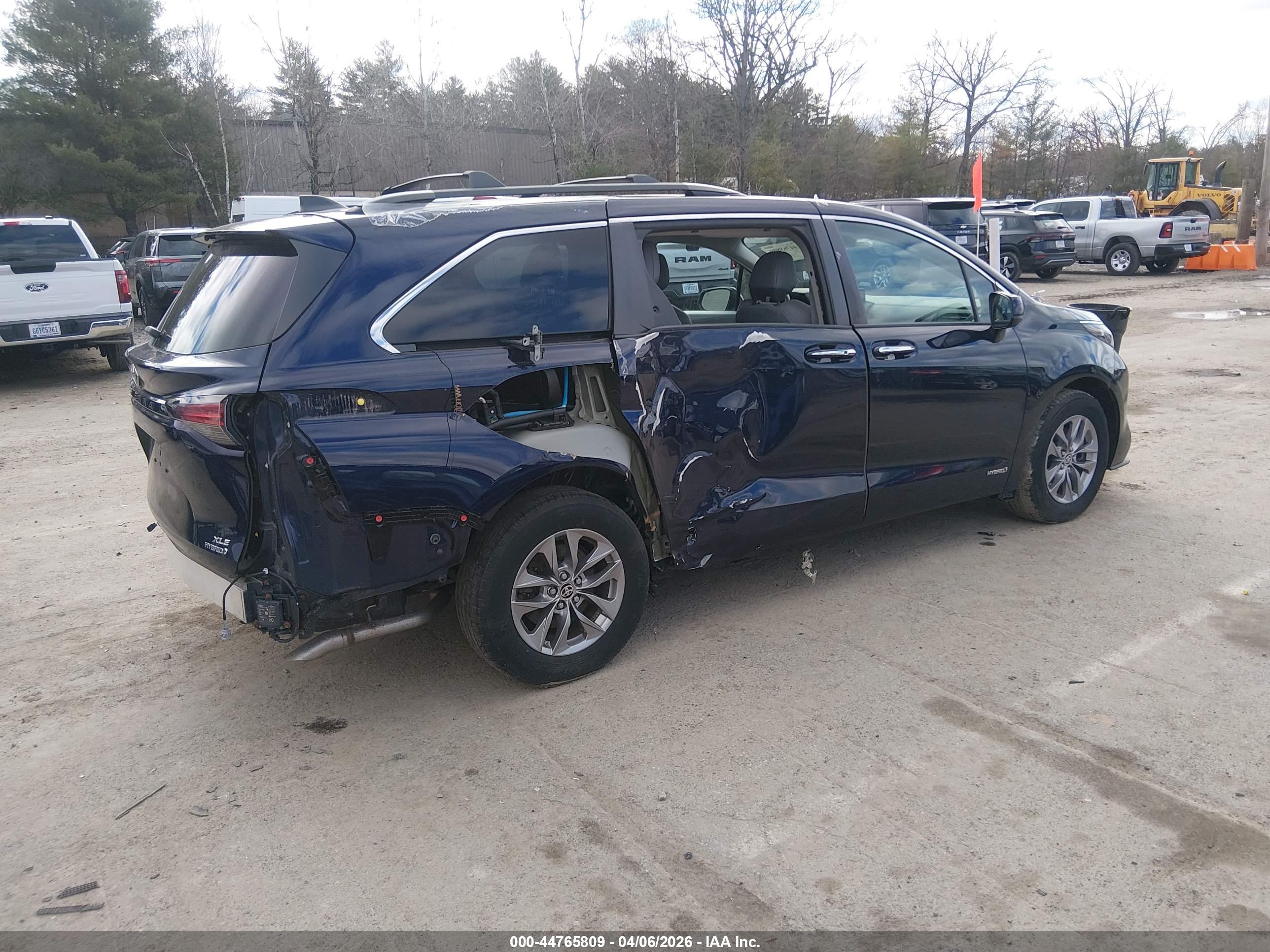 TOYOTA SIENNA image 4