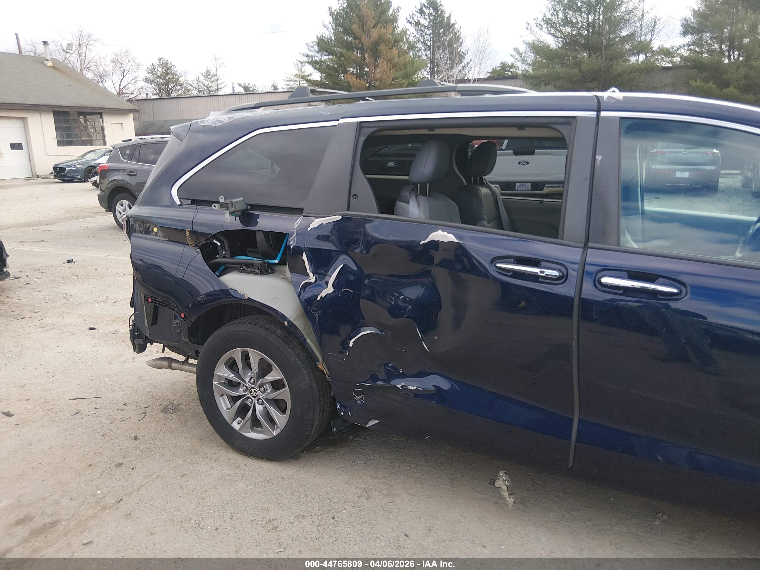 TOYOTA SIENNA image 6
